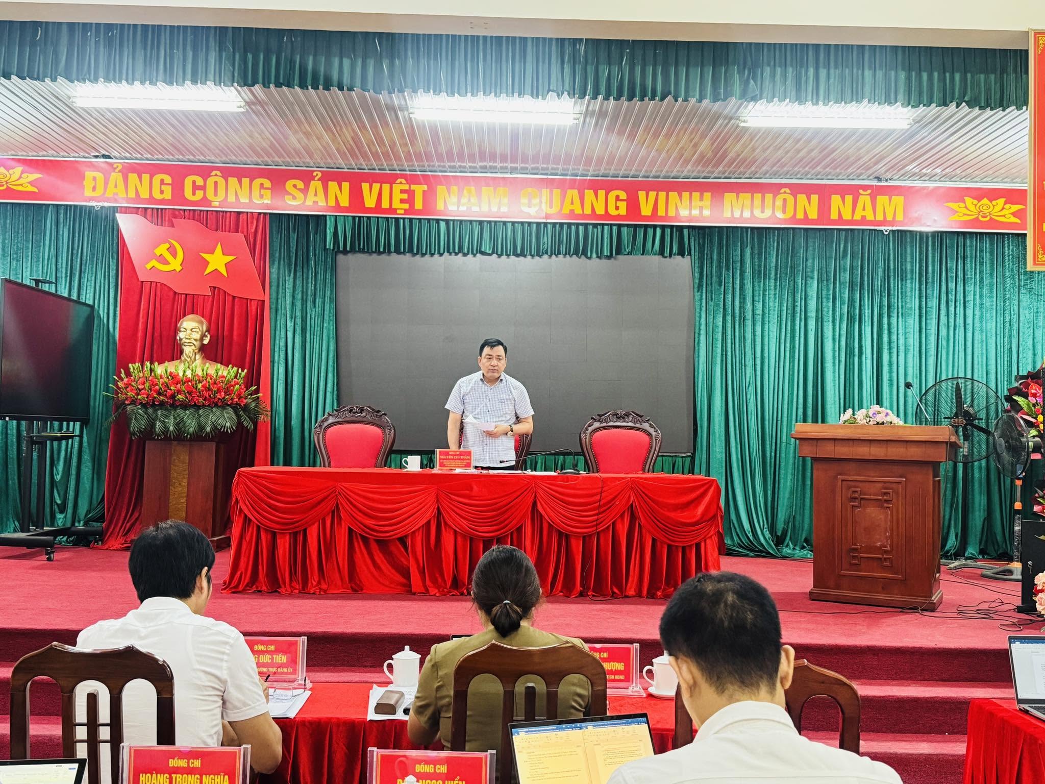 Đồng chí Nguyễn Chí Thâm, Phó Chủ nhiệm Thường trực Ủy ban Kiểm tra Tỉnh ủy giám sát tại xã Thuận Hòa