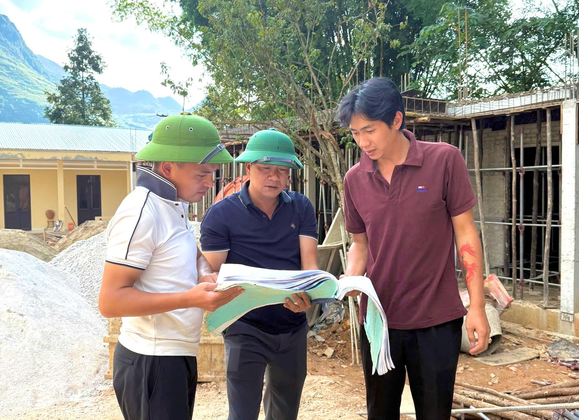 CHỦ TỊCH UBND XÃ LŨNG CÚ TRỰC TIẾP KIỂM TRA, ĐÔN ĐỐC TIẾN ĐỘ CÁC CÔNG TRÌNH TRỌNG ĐIỂM