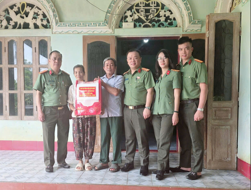 THANH TRA CÔNG AN TỈNH TUYÊN QUANG TỔ CHỨC THĂM HỎI, TRI ÂN GIA ĐÌNH THƯƠNG BINH, LIỆT SĨ