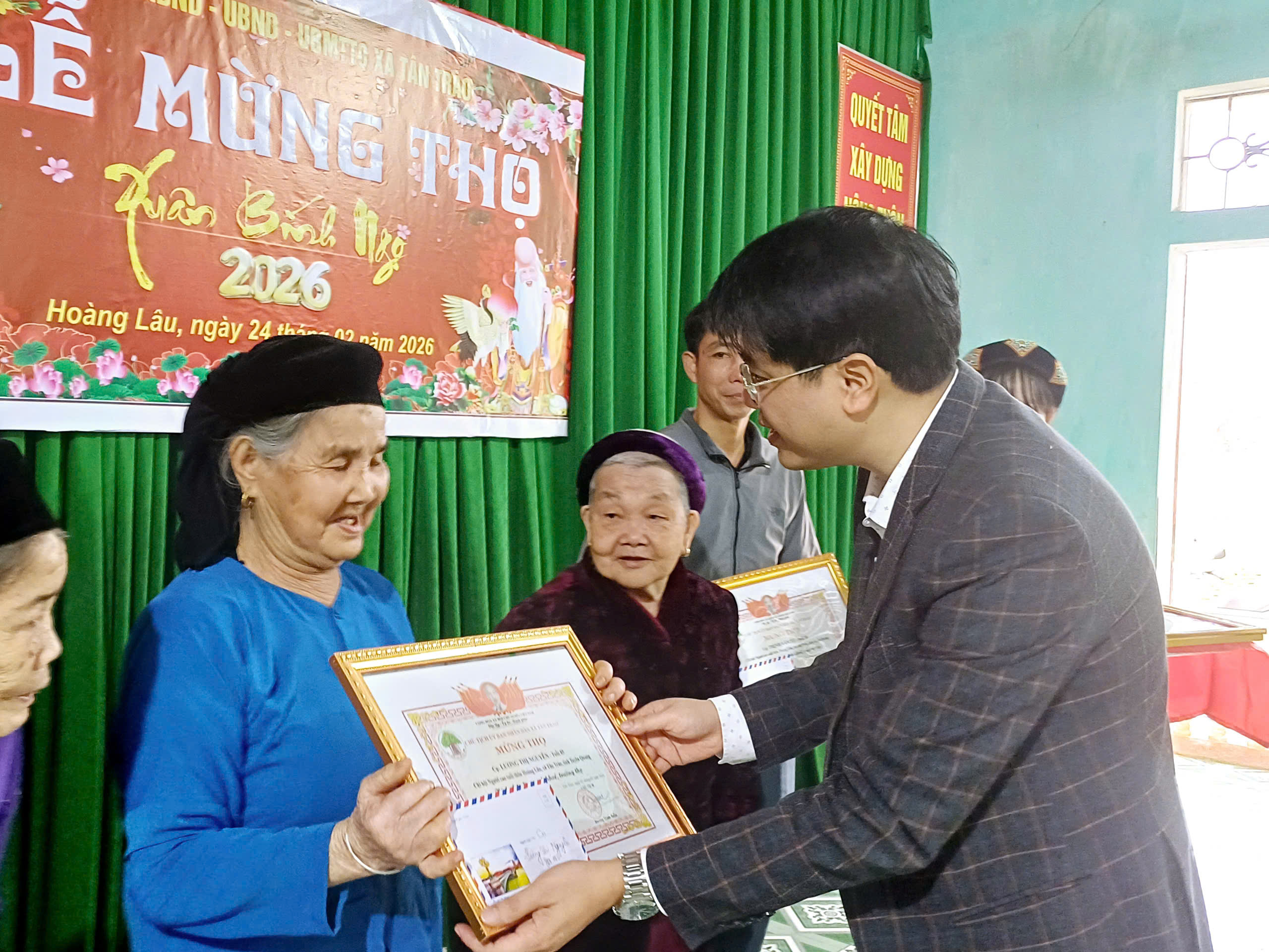 Đồng chí Chủ tịch UBND xã Dương Minh Tuấn tặng quà chúc thọ, mừng thọ người cao tuổi sau Tết Nguyên đán Bính Ngọ 2026