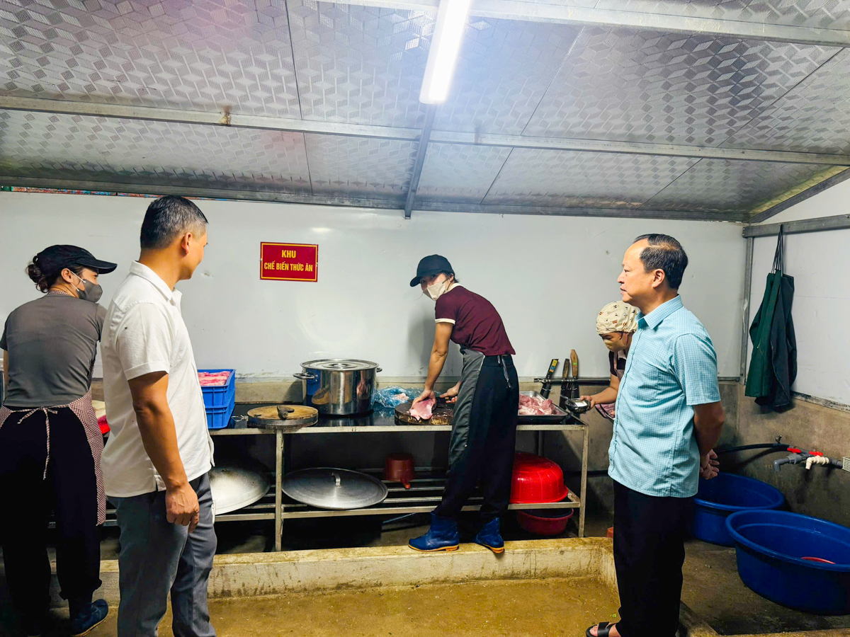 Hàm Yên thành lập tổ kiểm tra, tăng cường bảo đảm an toàn thực phẩm tại các bếp ăn bán trú trường học