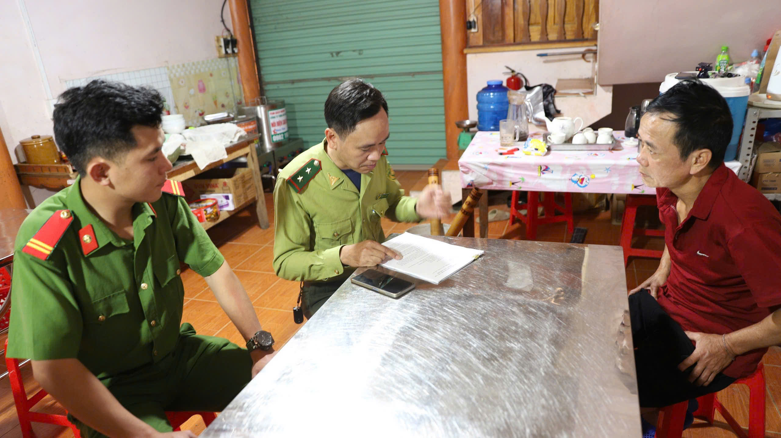 CÔNG AN XÃ HỒ THẦU PHỐI HỢP TUYÊN TRUYỀN, KÝ CAM KẾT KHÔNG TIÊU THỤ ĐỘNG VẬT RỪNG HOANG DÃ