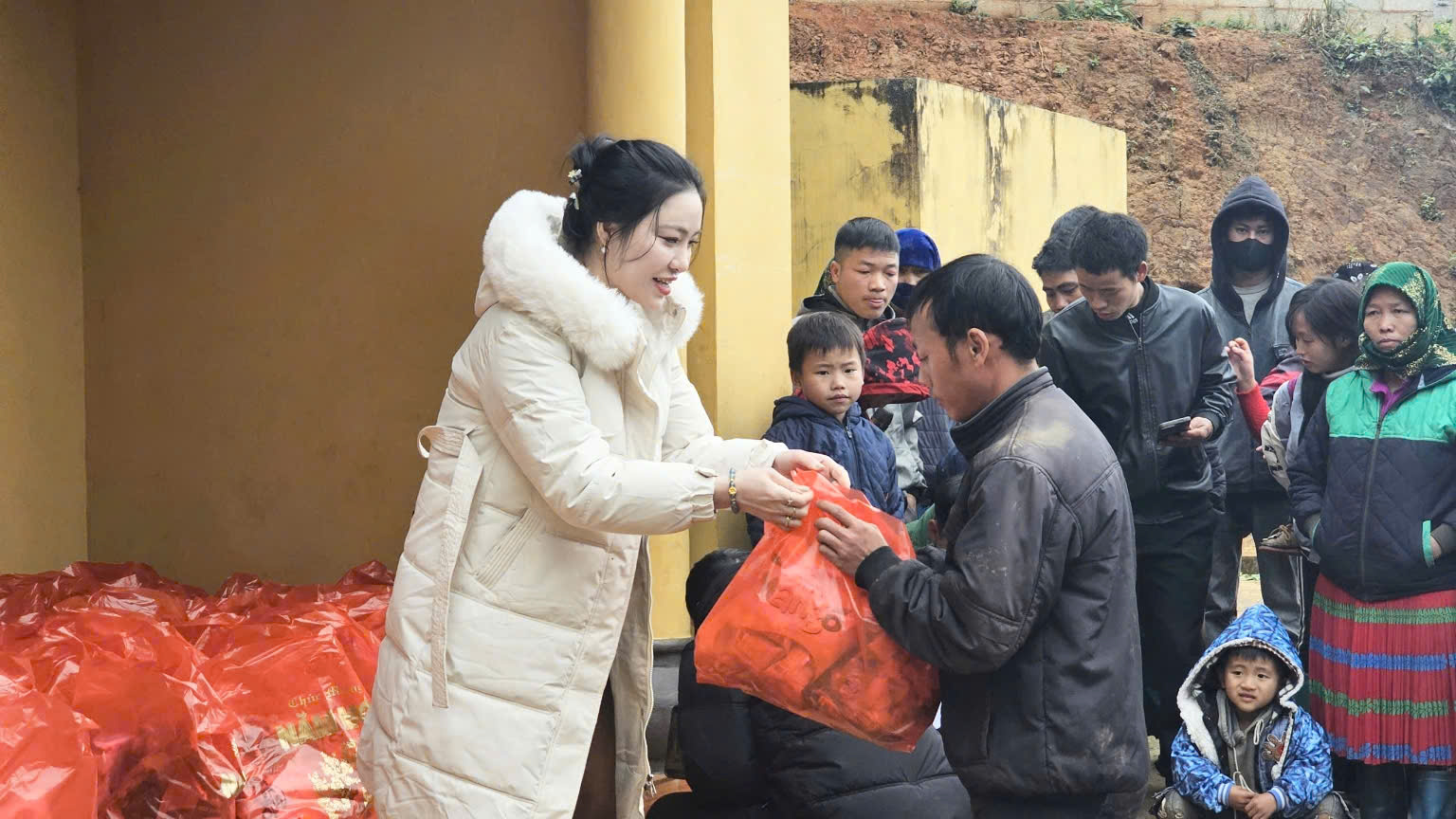 Chung tay chăm lo, giúp đỡ người nghèo