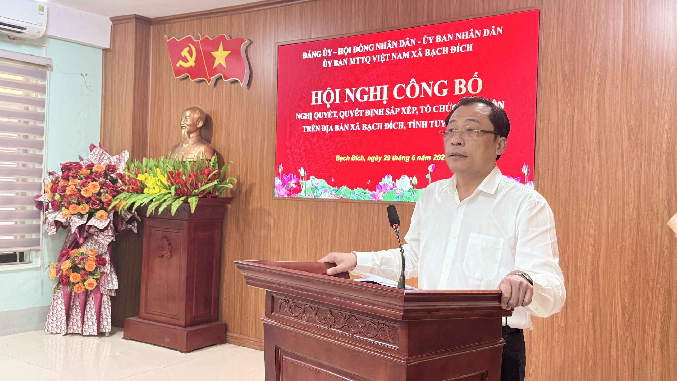 XÃ BẠCH ĐÍCH TỔ CHỨC HỘI NGHỊ CÔNG BỐ NGHỊ QUYẾT, QUYẾT ĐỊNH SẮP XẾP, TỔ CHỨC LẠI THÔN