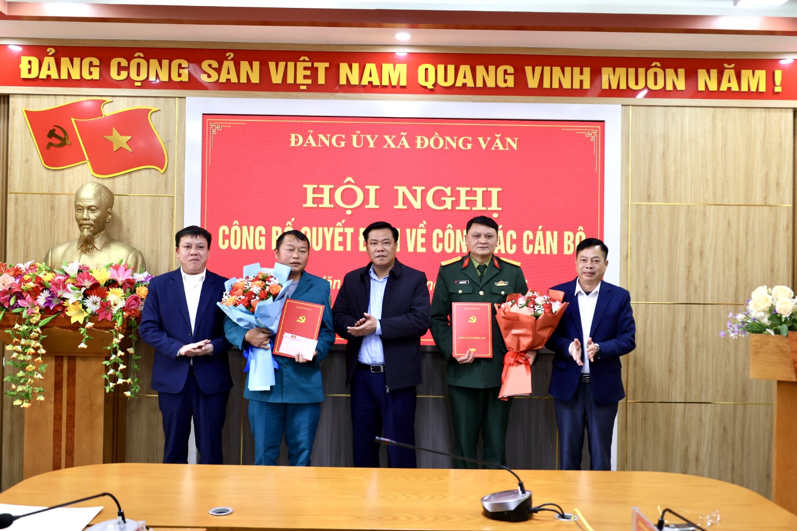 Đảng ủy xã Đồng Văn công bố quyết định của Ban Thường vụ Tỉnh ủy, chỉ định Chỉ huy trưởng Ban Chỉ huy Quân sự xã tham gia Ban Chấp hành Đảng bộ, Ban Thường vụ Đảng ủy xã nhiệm kỳ 2025 - 2030.