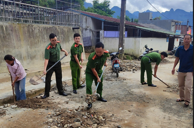 ĐOÀN VIÊN THANH NIÊN CÔNG AN XÃ MÈO VẠC RA QUÂN “THỨ BẢY XANH”, KHẮC PHỤC HẬU QUẢ MƯA LỚN