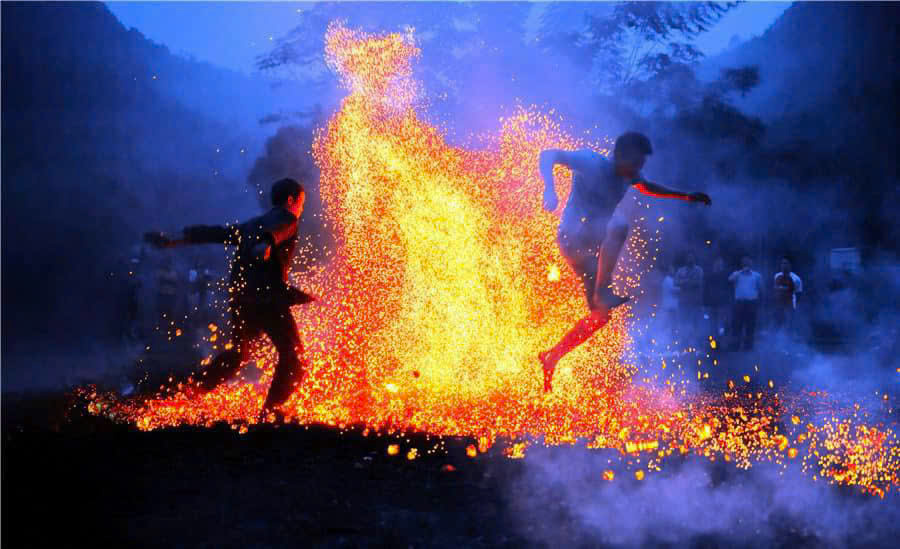 Độc đáo nghi lễ nhảy lửa của dân tộc Pà Thẻn ở thôn Thượng Minh, xã Minh Quang
