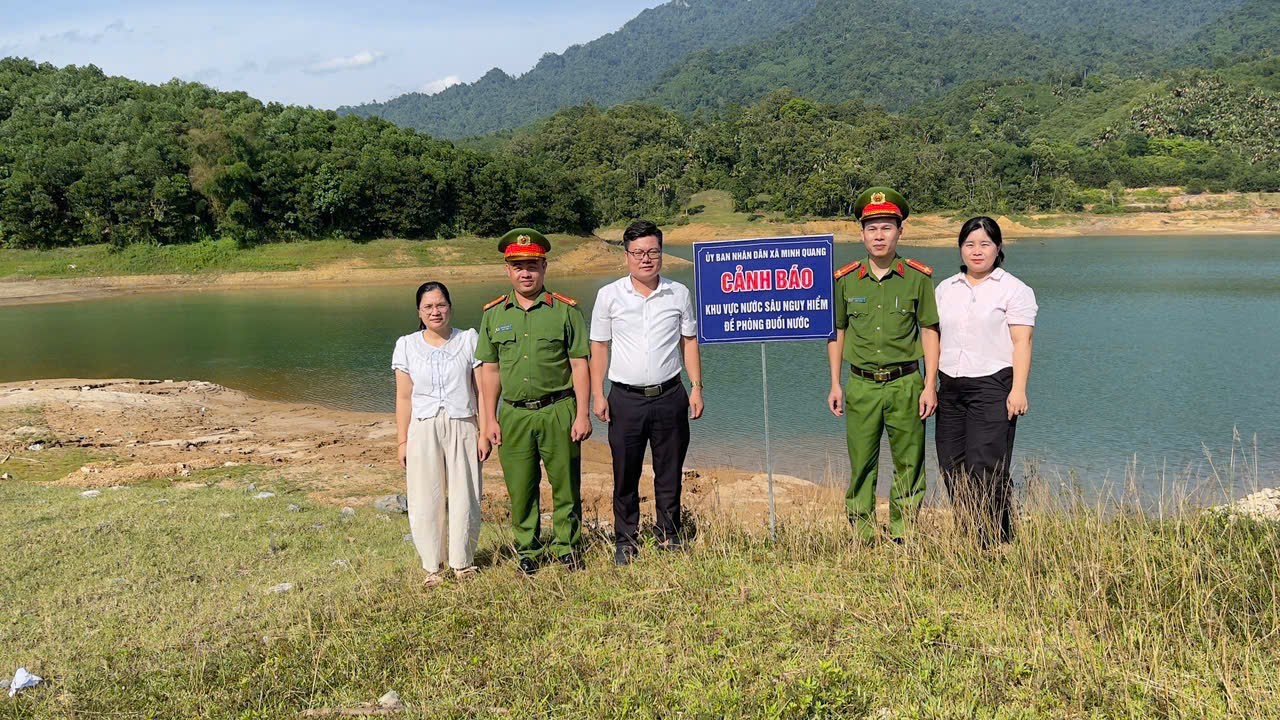 CÔNG AN XÃ MINH QUANG CHỦ ĐỘNG RÀ SOÁT, CẮM BIỂN CẢNH BÁO PHÒNG, CHỐNG ĐUỐI NƯỚC