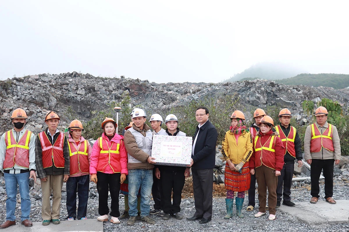 PHÓ CHỦ TỊCH THƯỜNG TRỰC UBND TỈNH NGUYỄN MẠNH TUẤN KIỂM TRA TIẾN ĐỘ DỰ ÁN TRƯỜNG NỘI TRÚ LIÊN CẤP TẠI XÃ SƠN VĨ