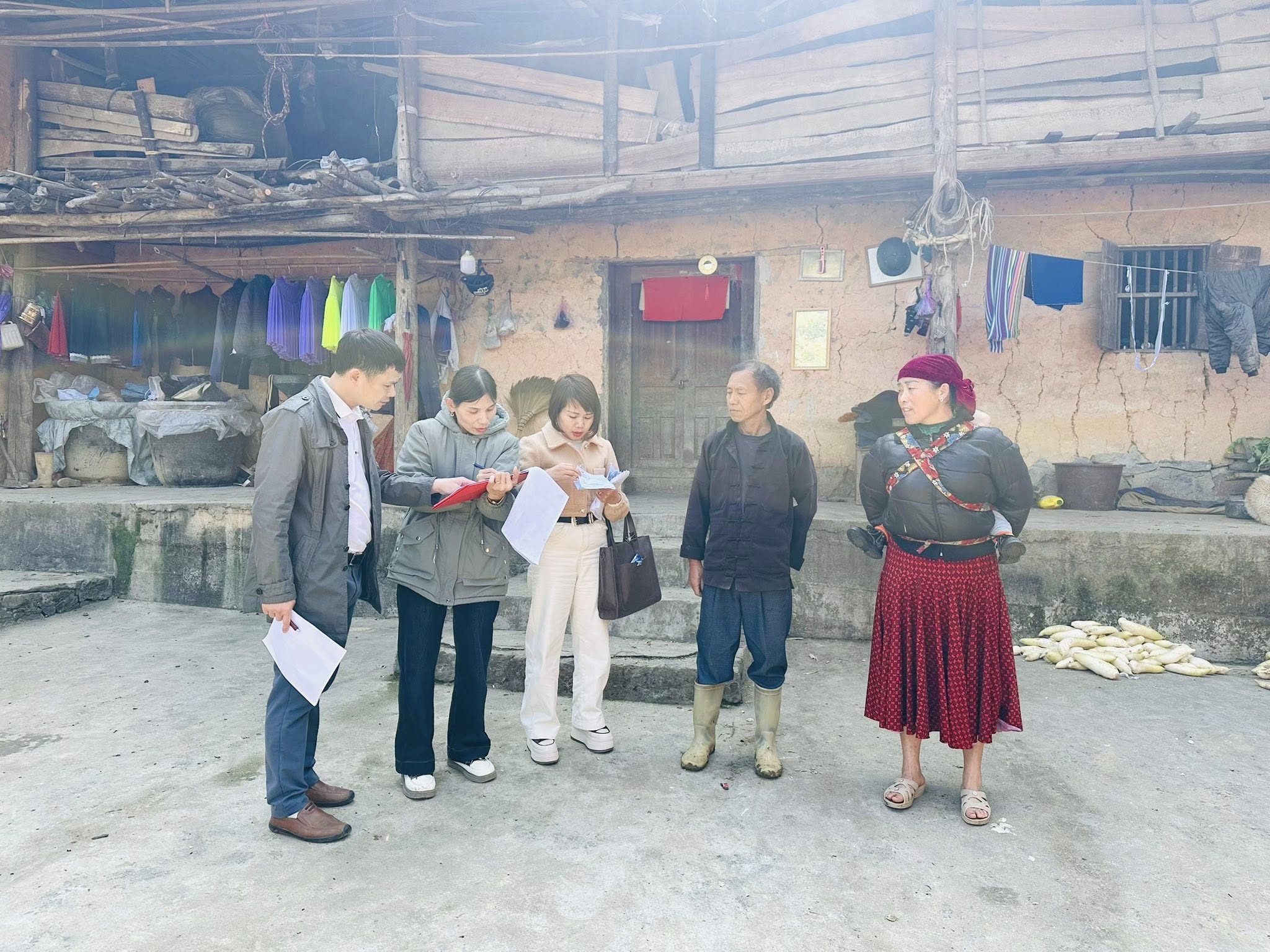 CÁC TỔ BẦU CỬ XÃ PHỐ BẢNG ĐẾN TỪNG NHÀ PHÁT THẺ CỬ TRI