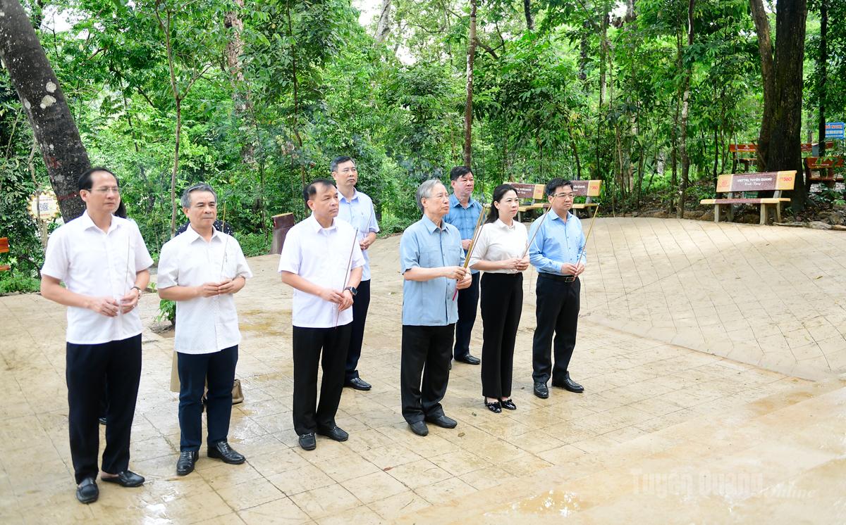 Nguyên Ủy viên Bộ Chính trị, nguyên Thường trực Ban Bí thư Trung ương Đảng Cộng sản Việt Nam Trần Quốc Vượng dâng hương tại Khu di tích Quốc gia đặc biệt Tân Trào