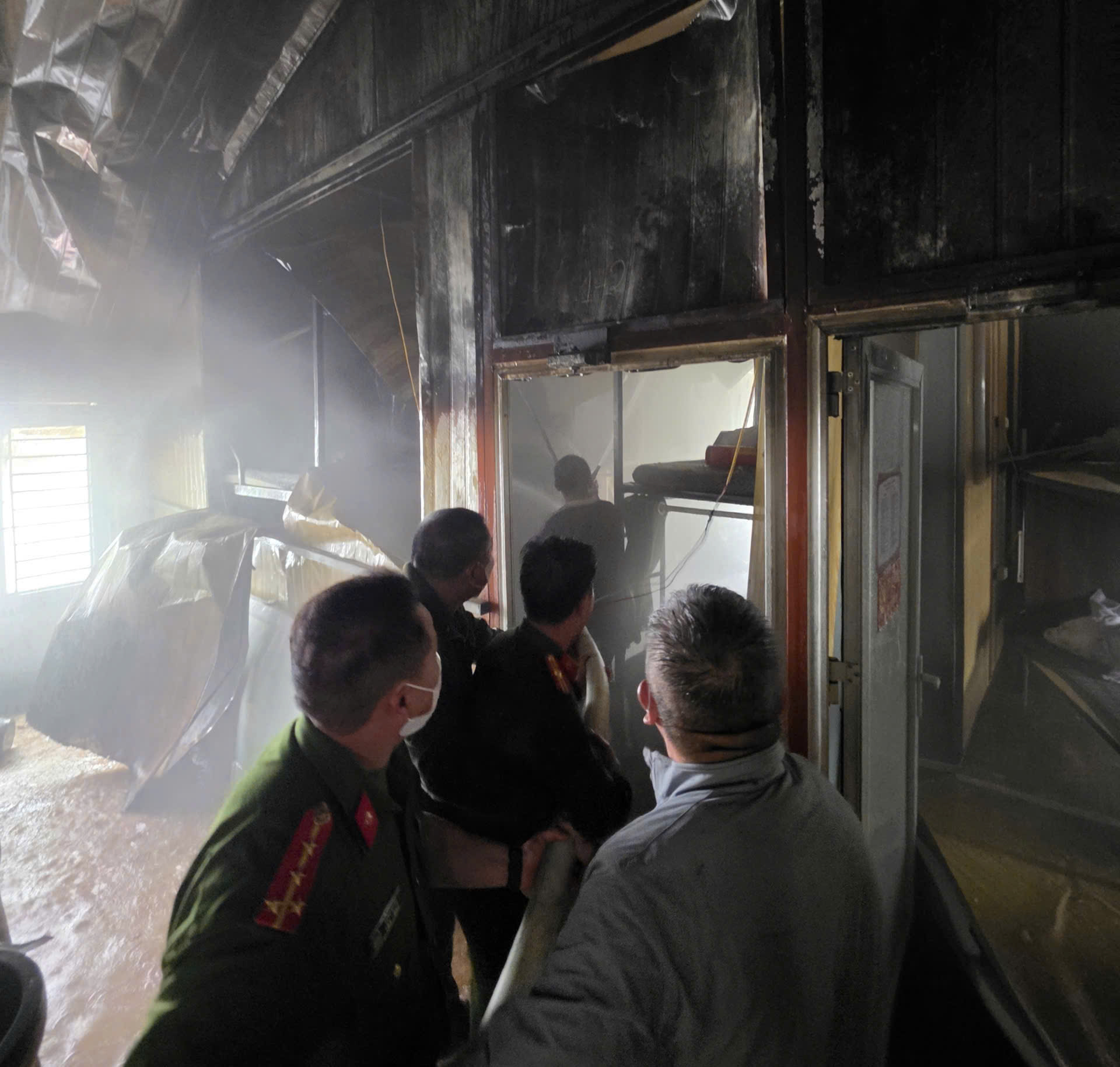 KỊP THỜI DẬP TẮT ĐÁM CHÁY, HỖ TRỢ DU KHÁCH NƯỚC NGOÀI THOÁT NẠN 