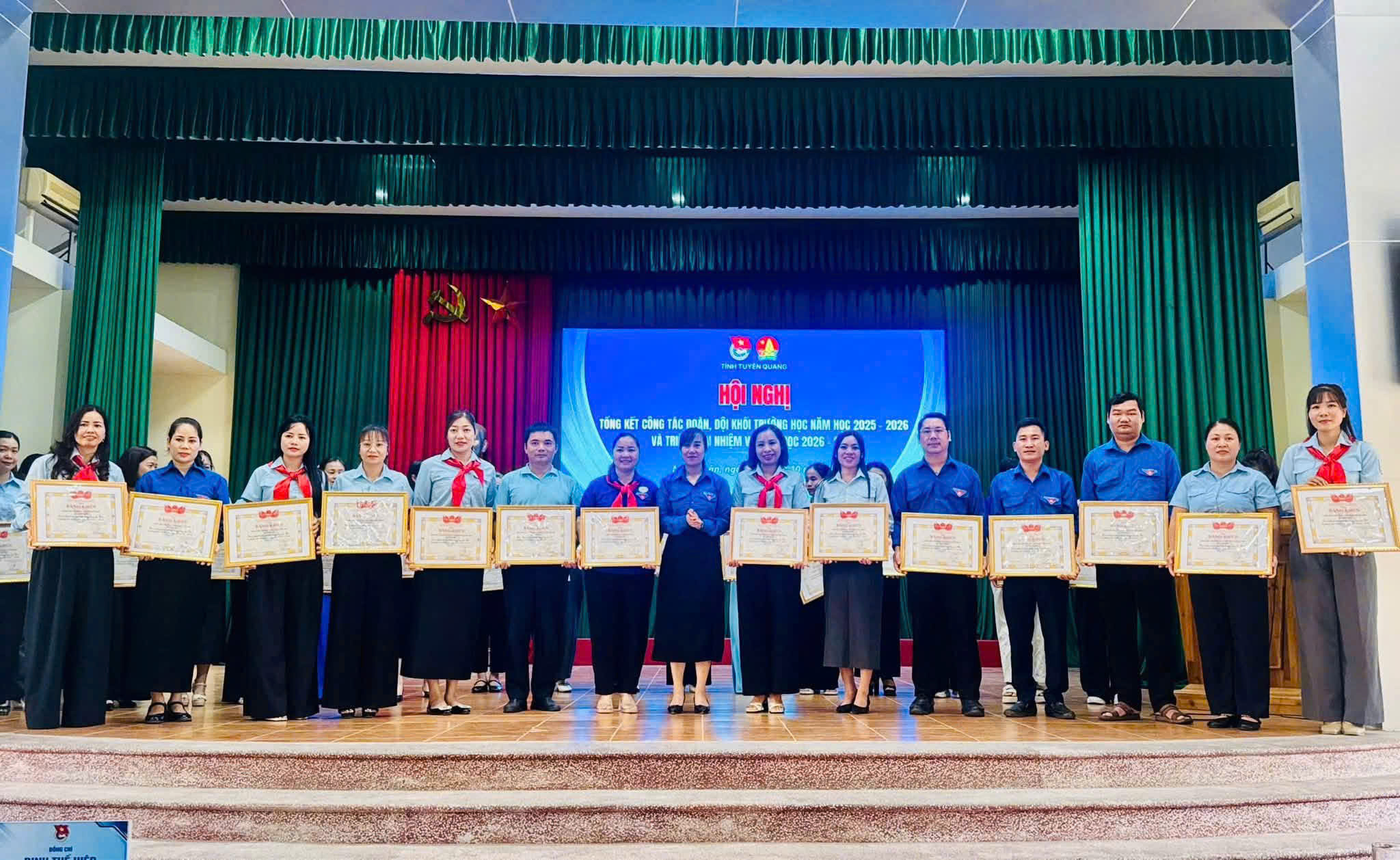 LIÊN ĐỘI TRƯỜNG THCS BÌNH XA NHẬN TẶNG BẰNG KHEN