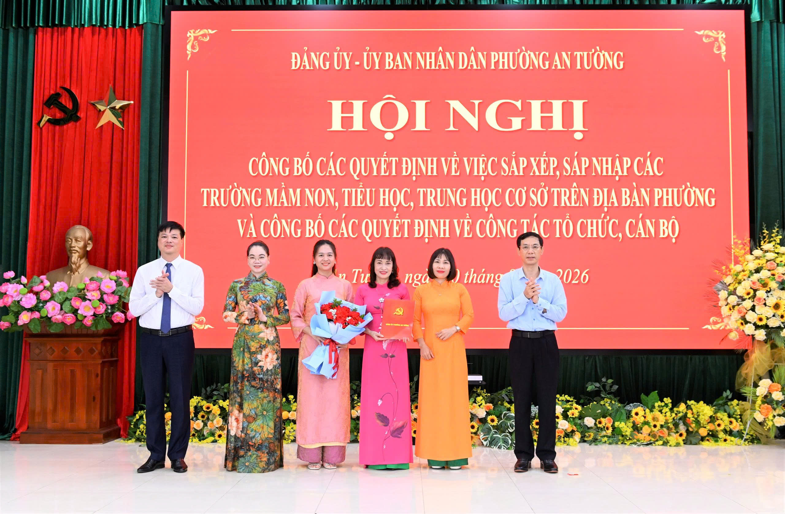 Phường An Tường công bố các quyết định về việc sắp xếp, sáp nhập các trường mầm non, phổ thông công lập trên địa bàn phường và các quyết định về công tác tổ chức, cán bộ