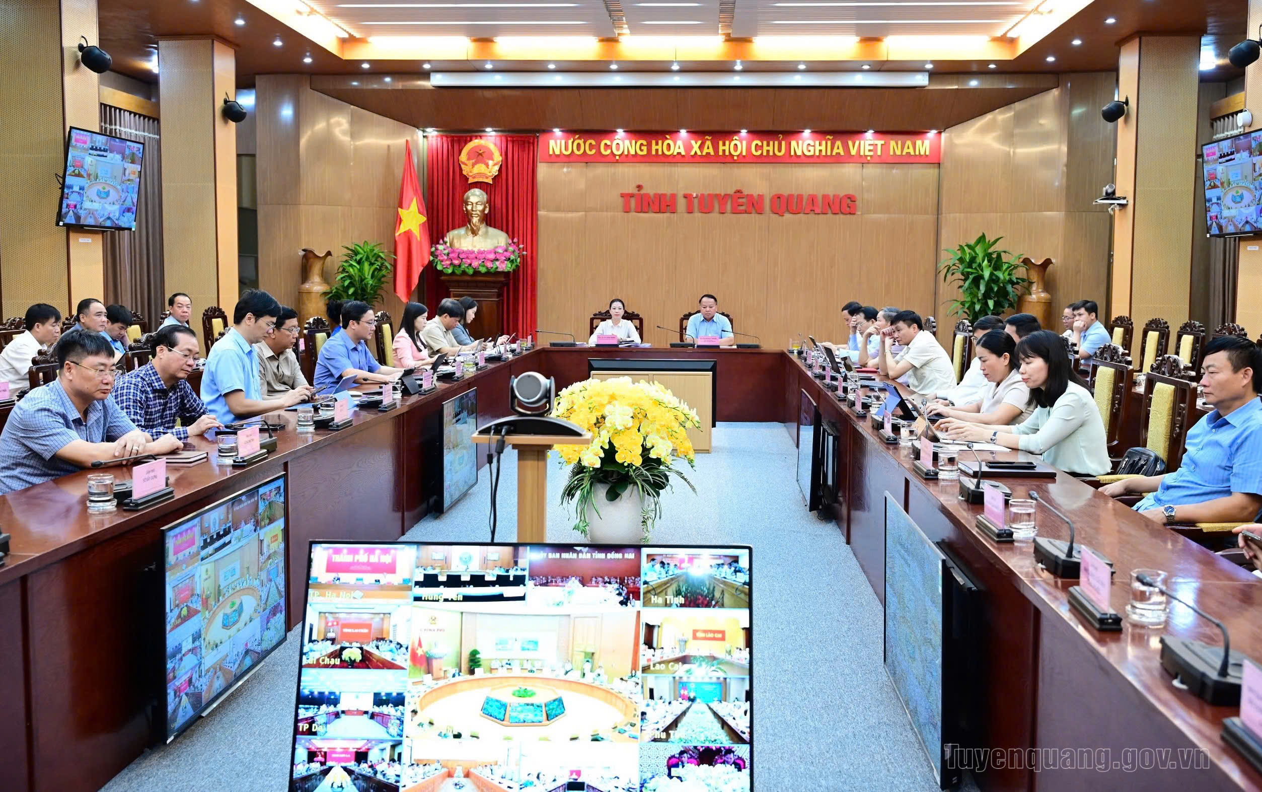 Phiên họp Chính phủ thường kỳ và Hội nghị Chính phủ với địa phương
