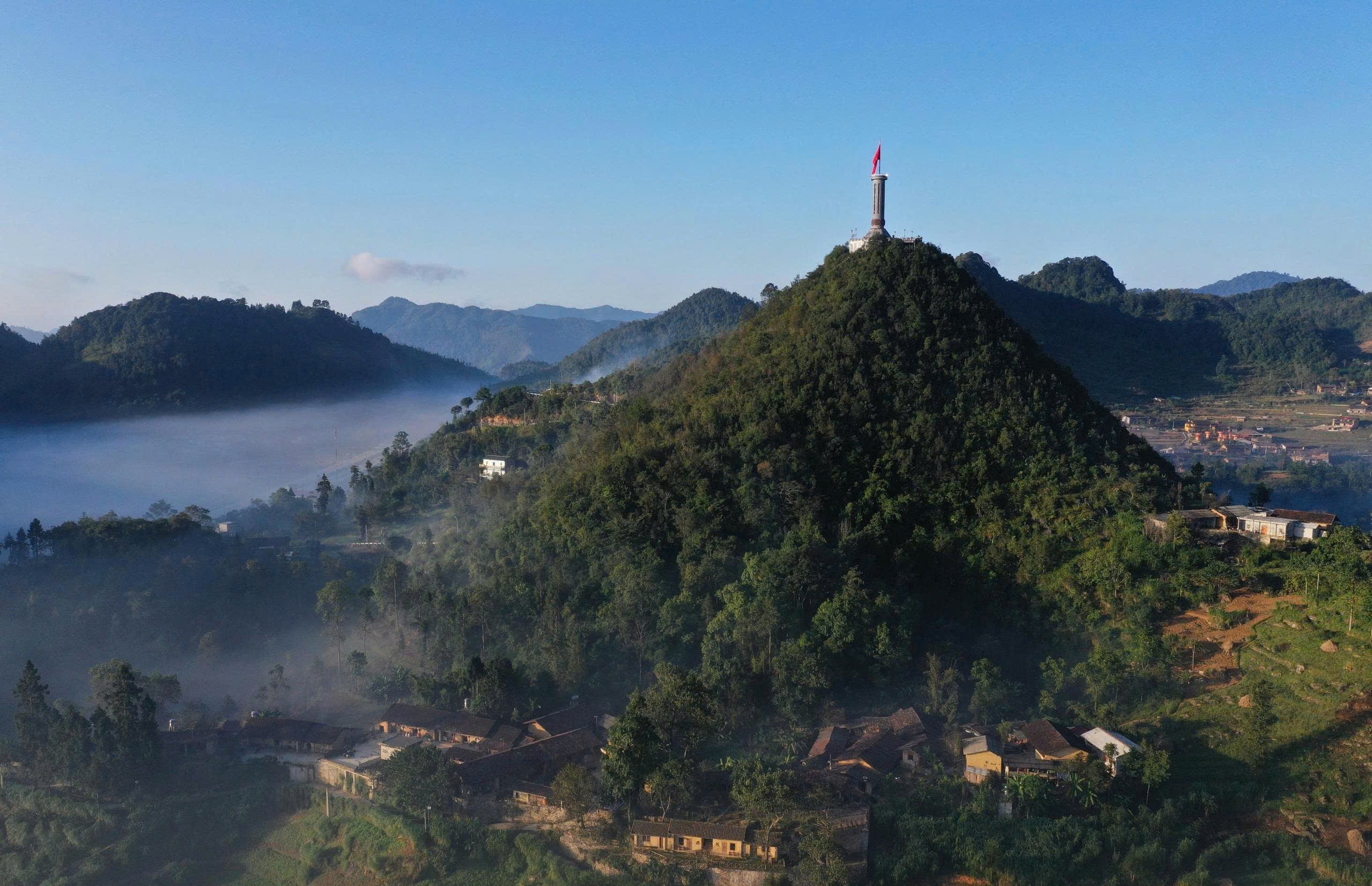 Làng Thèn Pả nằm dưới chân cột cờ xã Lũng Cú (tỉnh Hà Giang cũ) nay là tỉnh Tuyên Quang.