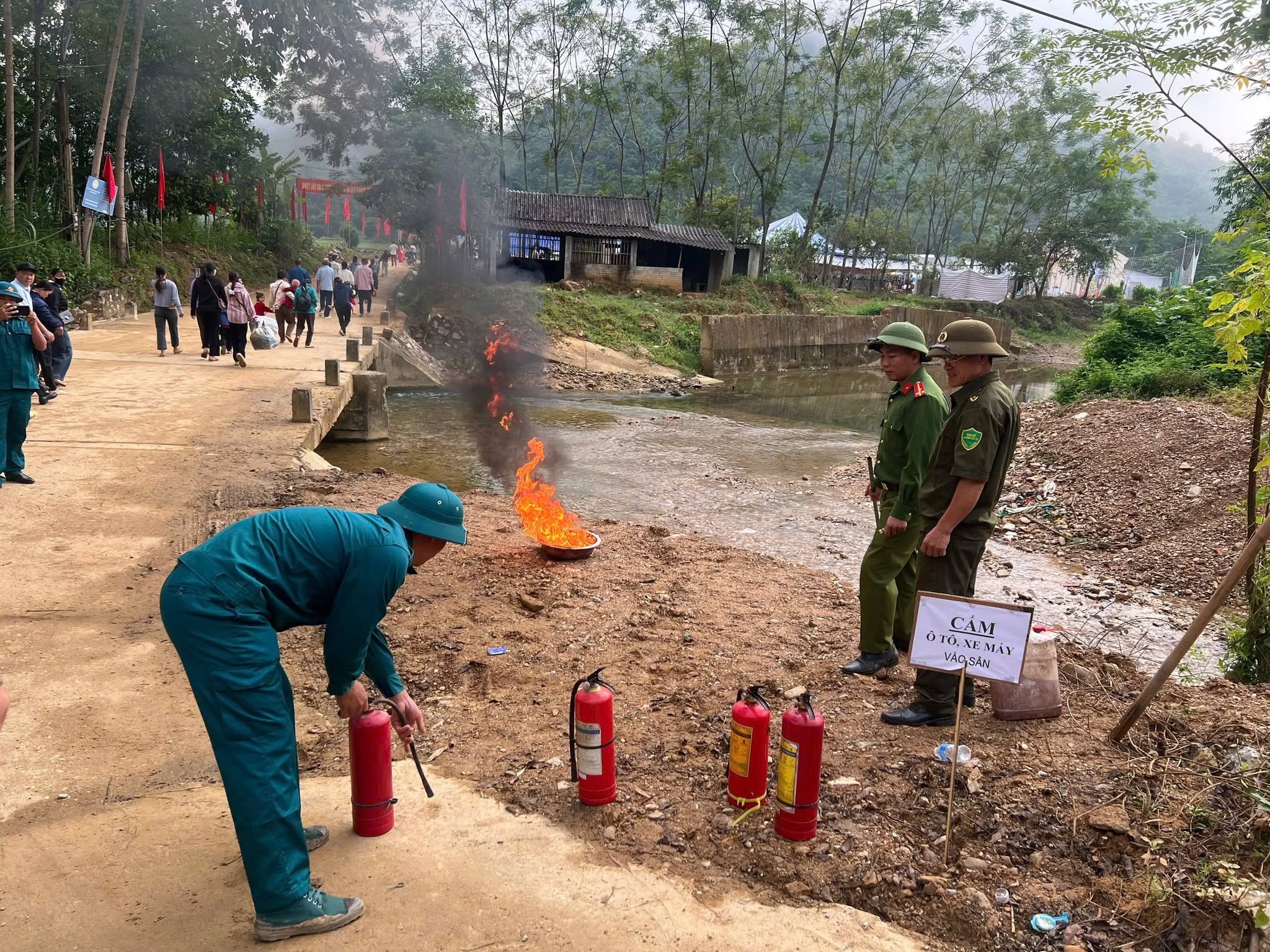 Tuyên truyền pháp luật, trải nghiệm kỹ năng phòng cháy, chữa cháy và cứu nạn, cứu hộ tại Hội chợ Quê – Chợ số xã Kiên Đài