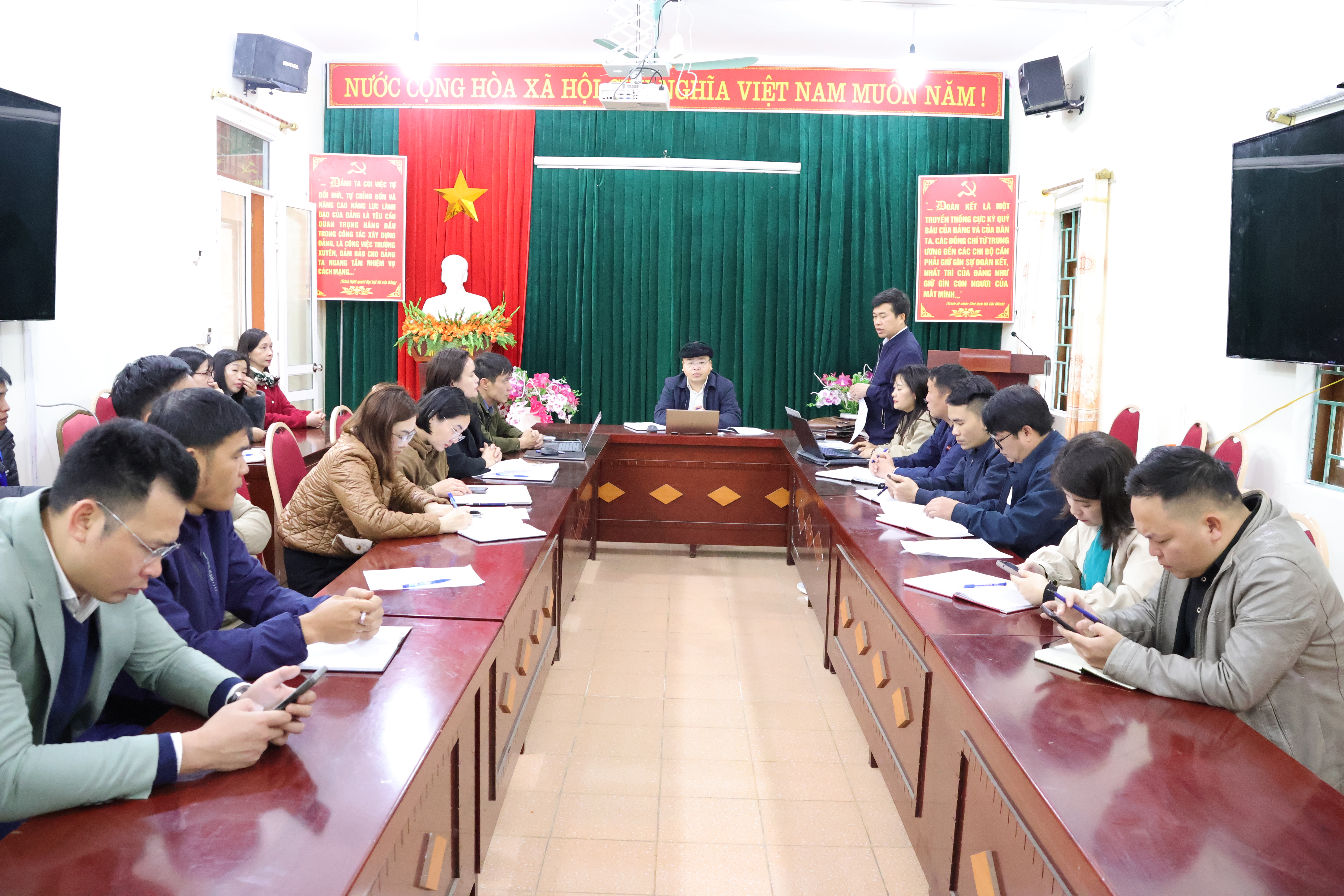 Tăng cường kiểm tra, giám sát, nâng cao hiệu quả thực hiện nghị quyết của Đảng tại cơ sở