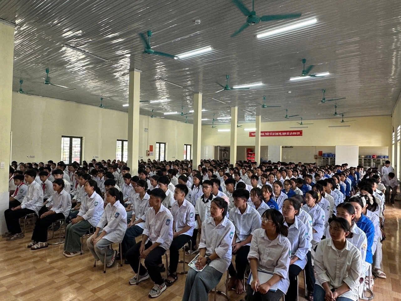 CÔNG AN XÃ QUẢN BẠ ĐẨY MẠNH PHỔ BIẾN, GIÁO DỤC PHÁP LUẬT TRÊN ĐỊA BÀN XÃ