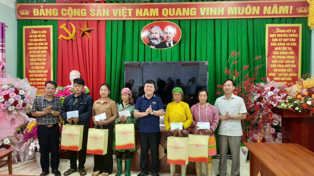 Giám đốc Báo và phát thanh, truyền hình Tuyên Quang tặng quà gia đình chính sách, hộ nghèo tại xã Giáp Trung