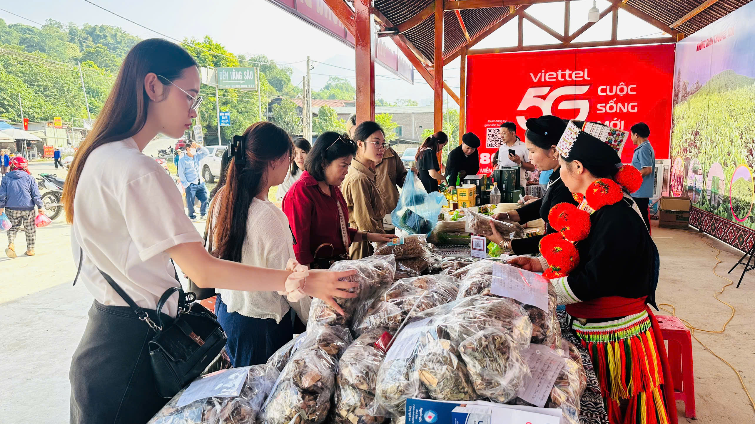 Xã Hồng Thái tổ chức không gian trưng bày sản phẩm OCOP, thưởng trà và trải nghiệm chợ phiên