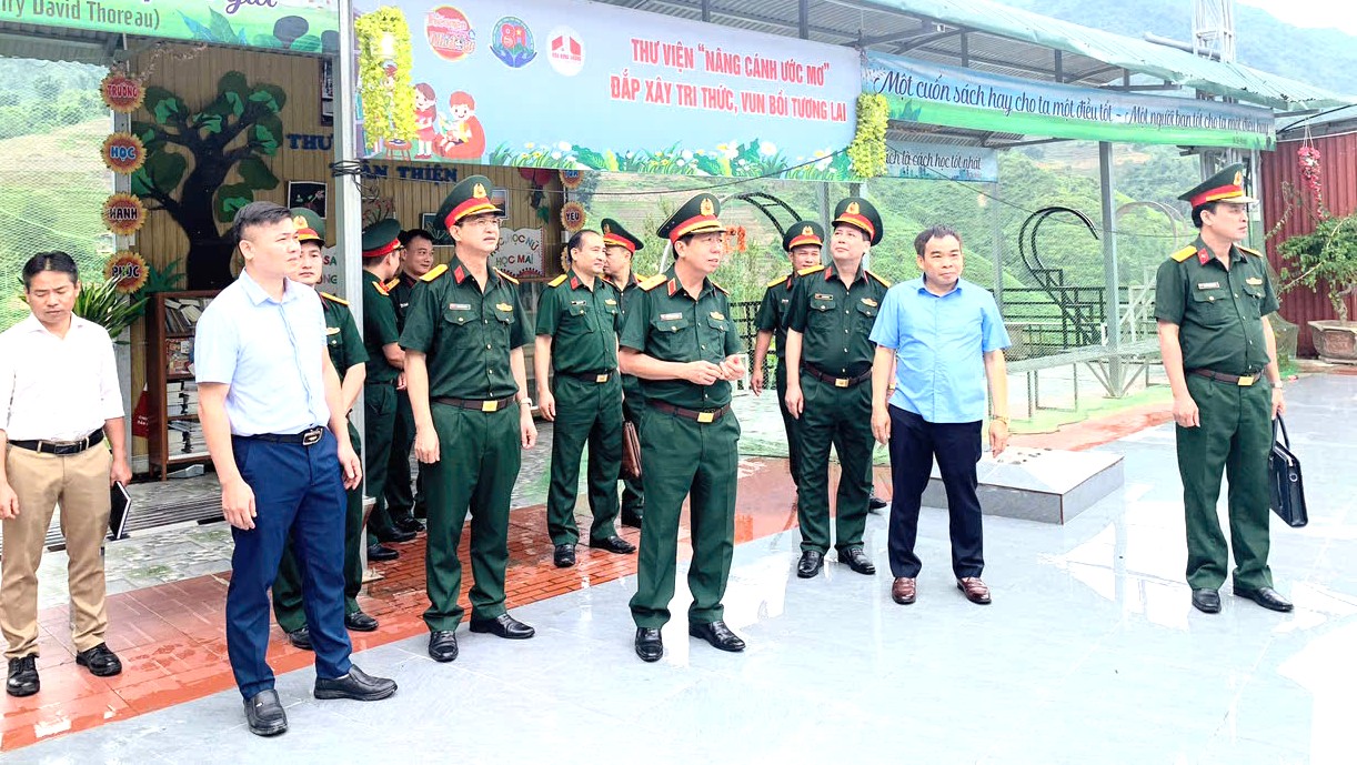 THIẾU TƯỚNG NGUYỄN ANH NGỌC, PHÓ TƯ LỆNH QUÂN KHU 2 LÀM VIỆC VỚI ĐOÀN KINH TẾ - QUỐC PHÒNG 313 VÀ XÃ LAO CHẢI.