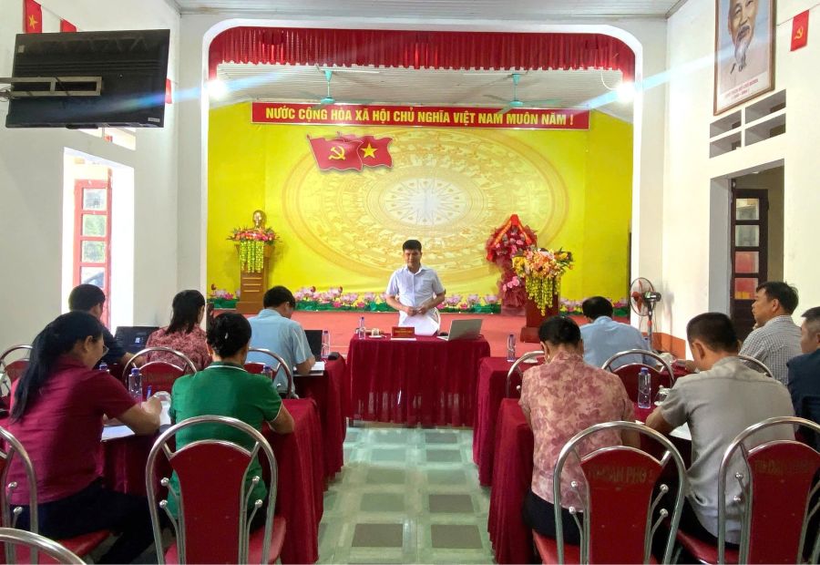 Đồng chí Trần Minh Hữu, Phó Bí thư Đảng ủy, Chủ tịch UBND xã làm việc với thôn Việt Quang