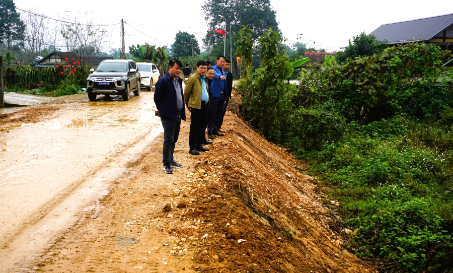 Bí thư Đảng ủy xã Đồng Yên Phạm Hồng Thanh kiểm tra việc mở rộng tuyến đường thôn Thượng An
