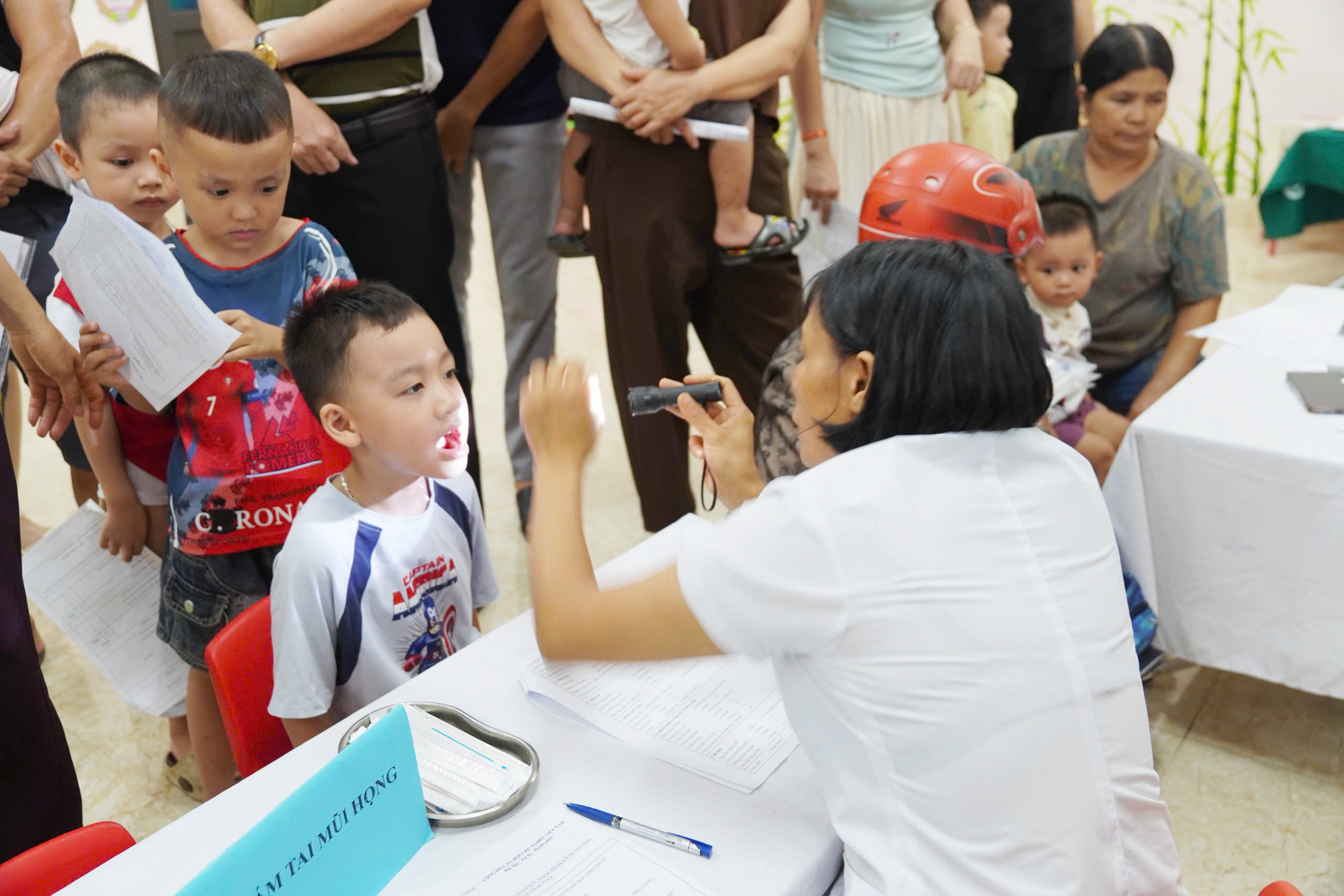 Trạm y tế xã Sơn Dương khám sức khỏe định kỳ cho trẻ Trường Mầm non Hoa Hồng