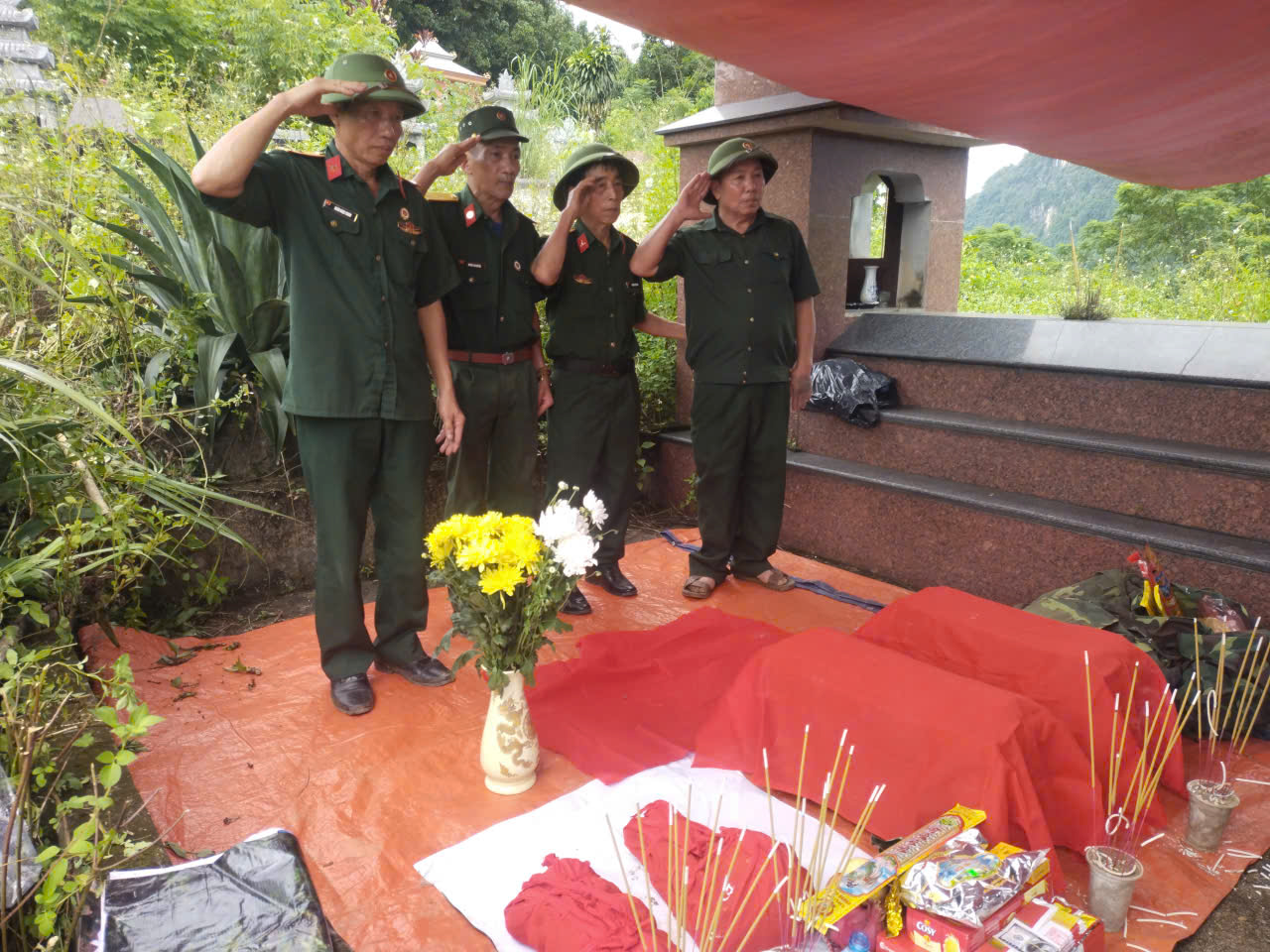 BCĐ khảo s&aacute;t 4 ng&ocirc;i mộ v&ocirc; danh s&aacute;ng 26 6 th 8 4 đồng đội.jpg