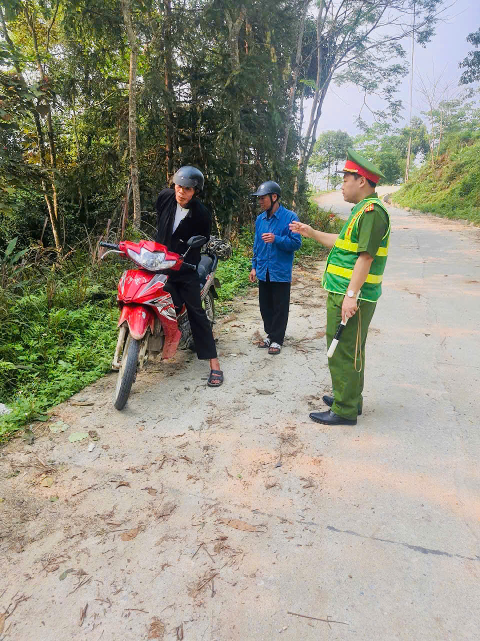 CÔNG AN XÃ QUẢNG NGUYÊN TĂNG CƯỜNG TUẦN TRA, KIỂM SOÁT BẢO ĐẢM TTATGT ĐƯỜNG BỘ