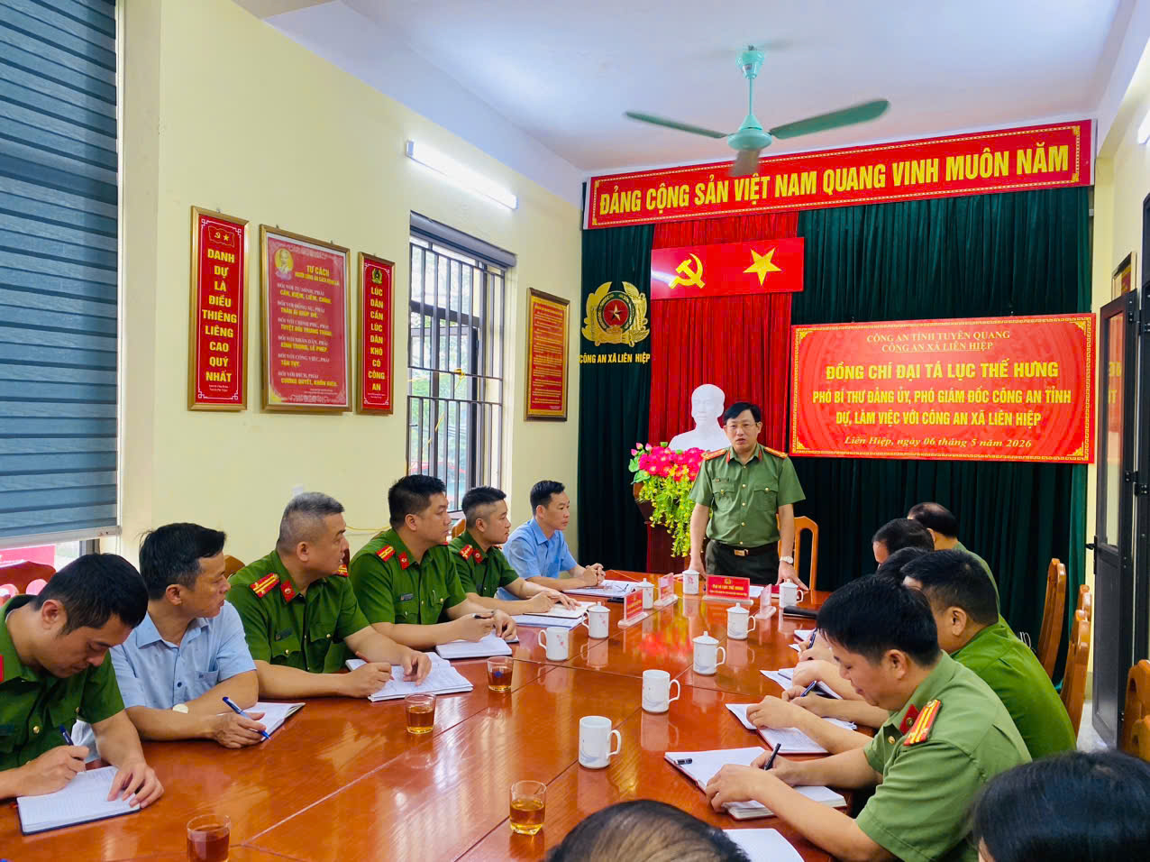 Đại tá Lục Thế Hưng, Phó Bí thư Đảng uỷ, Phó Giám đốc Công an tỉnh làm việc với Công an xã Liên Hiệp