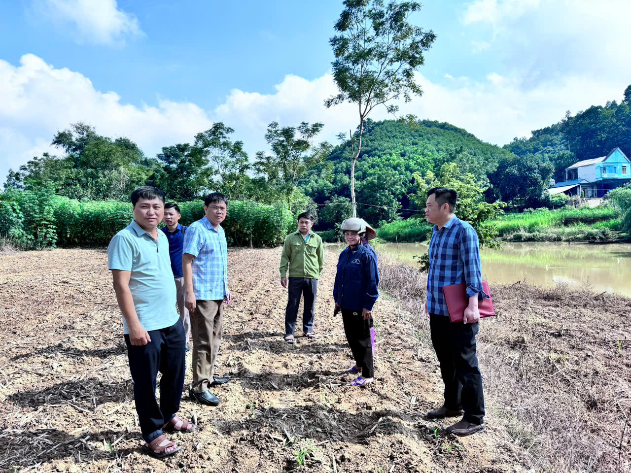 Chủ tịch UBND xã Thái Hoà kiểm tra tình hình sạt lở, ngập lụt tại các thôn.
