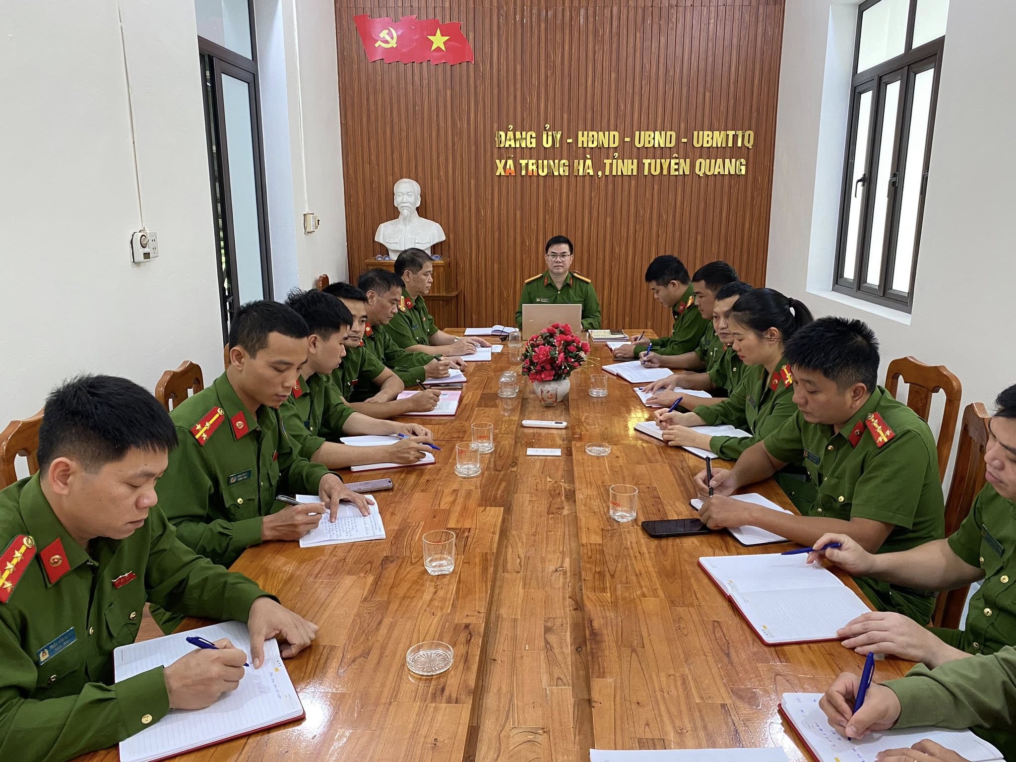 CHI BỘ CÔNG AN XÃ TRUNG HÀ TỔ CHỨC HỘI NGHỊ HỌC TẬP, QUÁN TRIỆT NGHỊ QUYẾT ĐẠI HỘI ĐẢNG CÁC CẤP