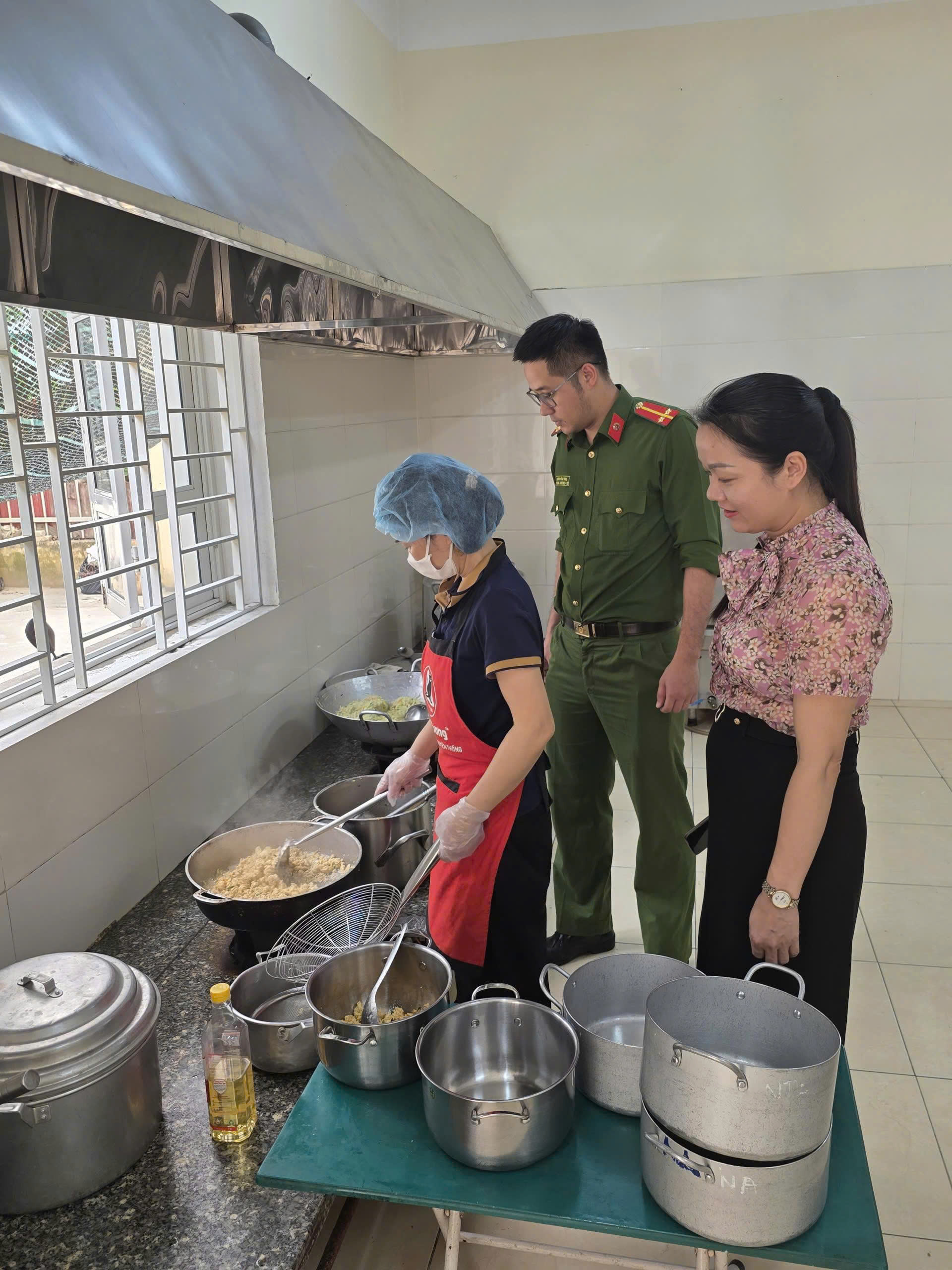 CÔNG AN PHƯỜNG MINH XUÂN TĂNG CƯỜNG KIỂM TRA AN TOÀN THỰC PHẨM TẠI CÁC CƠ SỞ GIÁO DỤC TRÊN ĐỊA BÀN