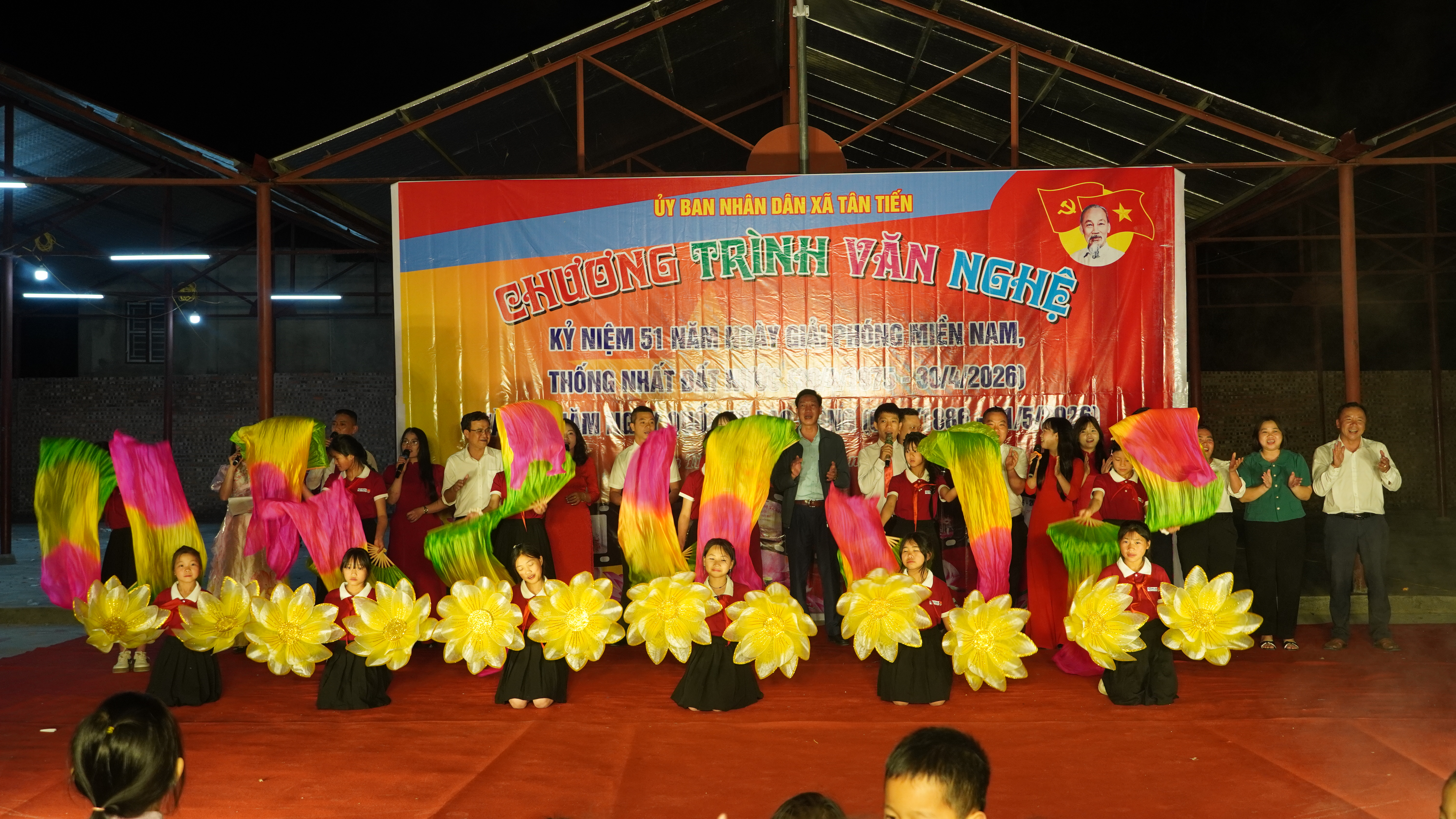 Xã Tân Tiến tổ chức chương trình văn nghệ chào mừng kỷ niệm Ngày Giải phóng miền Nam 30/4 và 140 năm Ngày Quốc tế Lao động 01/5.