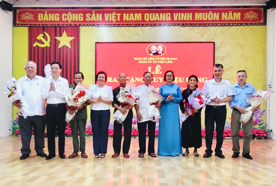 ĐẢNG ỦY XÃ VIỆT LÂM TRAO HUY HIỆU ĐẢNG ĐỢT 19/5/2026.