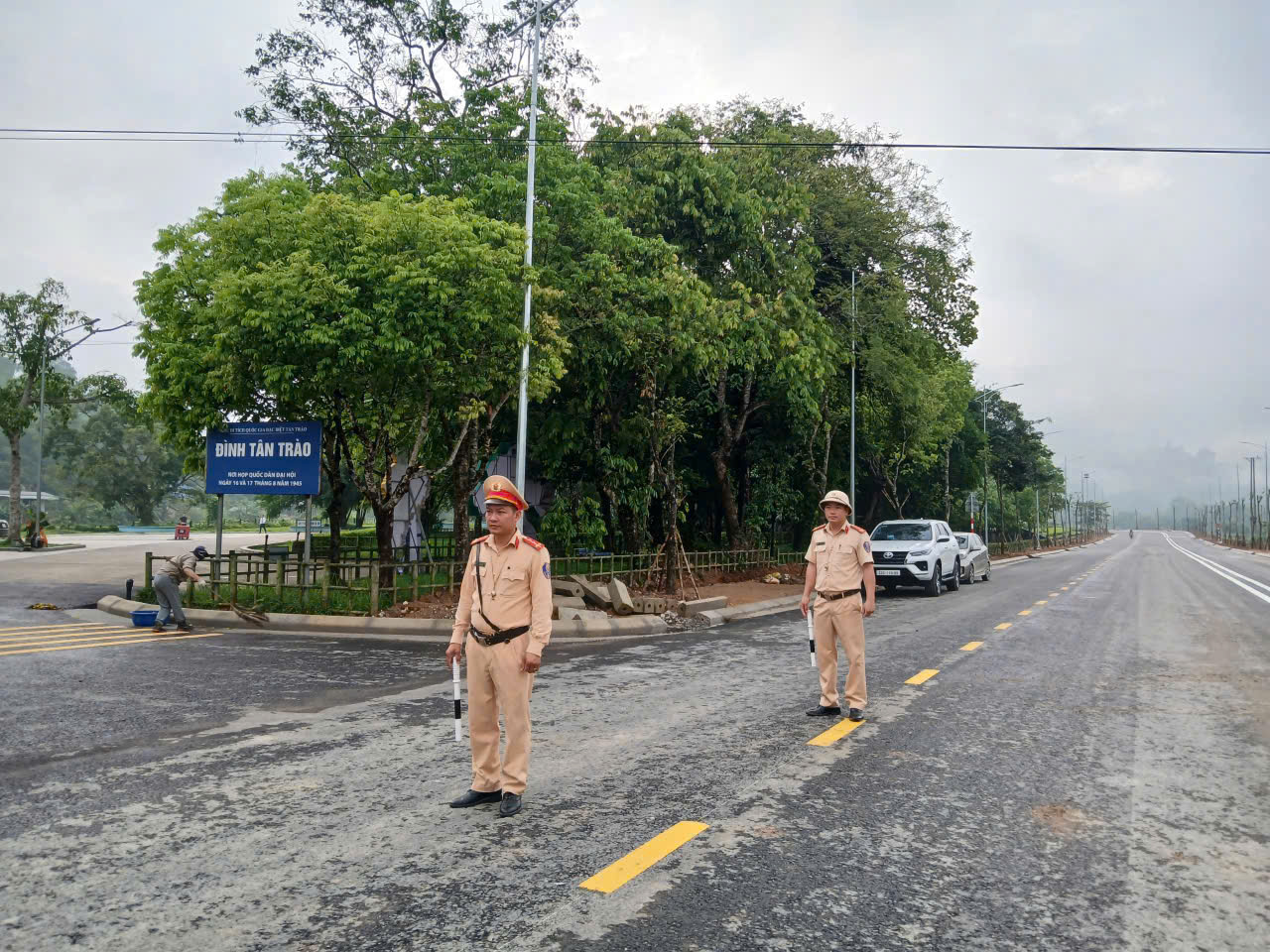 BẢO ĐẢM TUYỆT ĐỐI AN NINH, AN TOÀN ĐOÀN CÔNG TÁC CỦA TỈNH UỶ DÂNG HƯƠNG NHÂN KỶ NIỆM 136 NĂM NGÀY SINH CHỦ TỊCH HỒ CHÍ MINH 