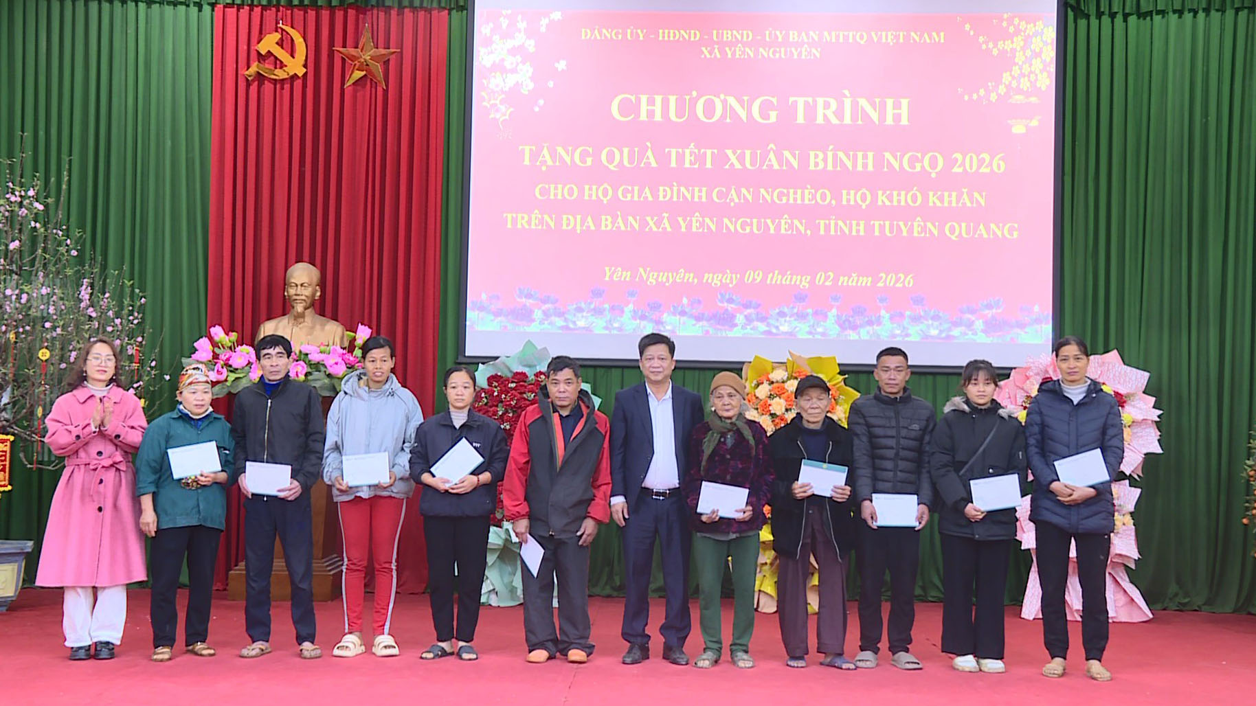 Các doanh nghiệp tặng quà Tết cho các hộ gia đình có hoàn cảnh khó khăn xã Yên Nguyên