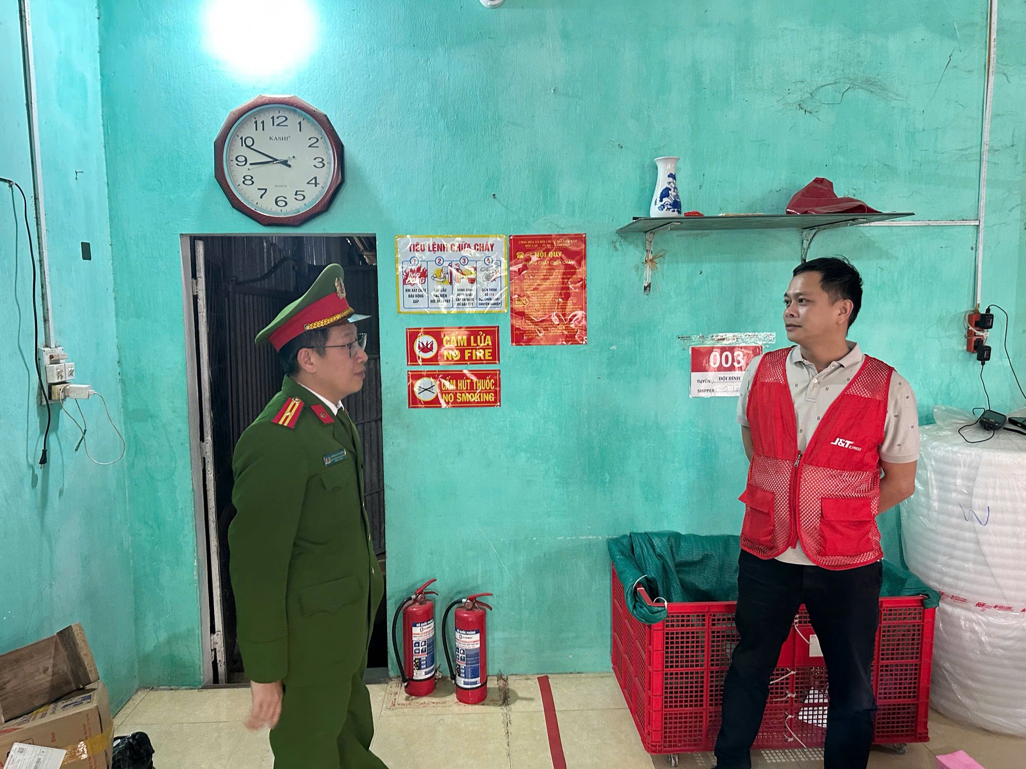 CÔNG AN PHƯỜNG BÌNH THUẬN TĂNG CƯỜNG THỰC HIỆN TUYÊN TRUYỀN, KIỂM TRA, KÝ CAM KẾT VỀ CÔNG TÁC PCCC VÀ CNCH TRÊN ĐỊA BÀN