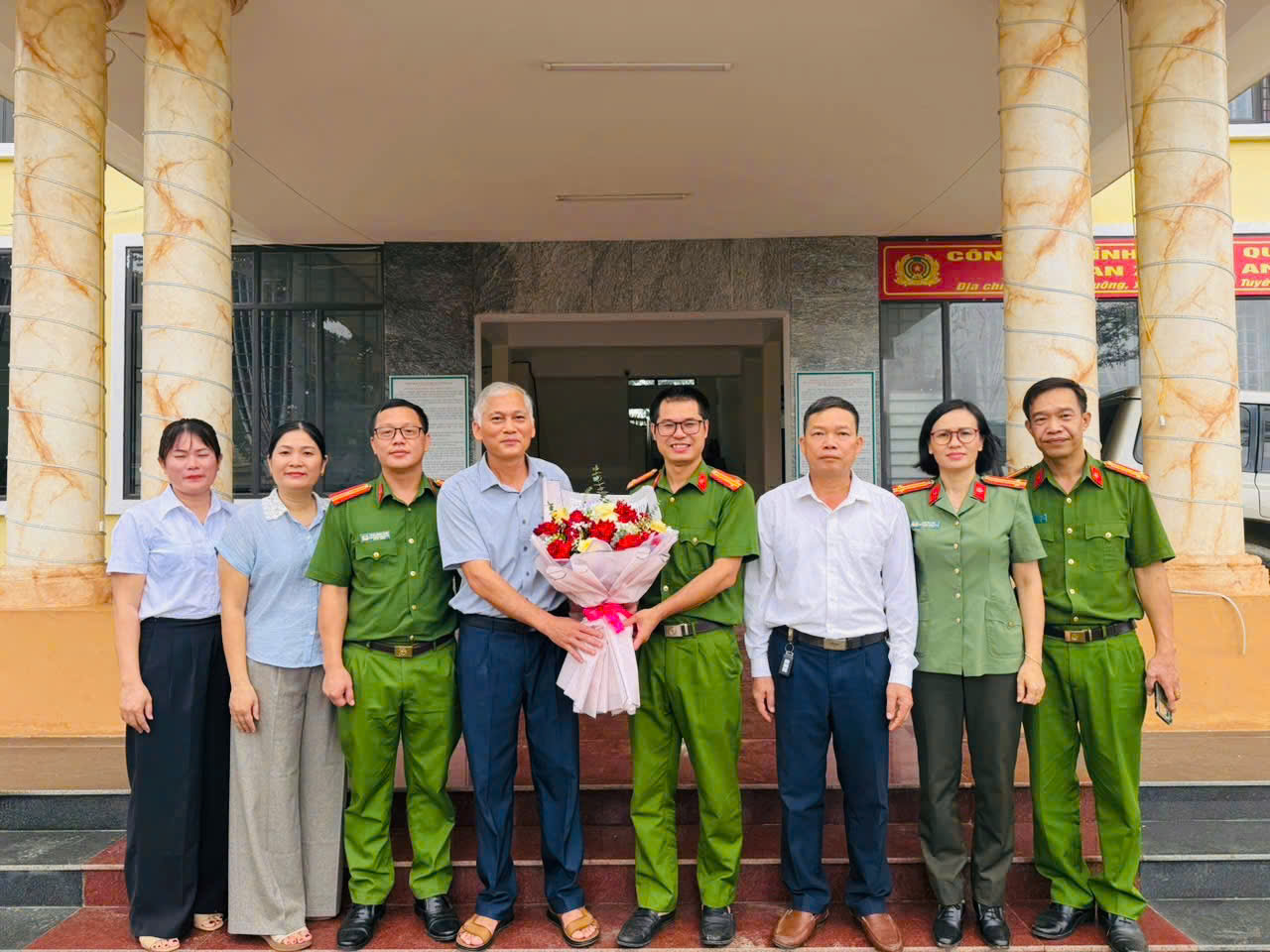 LÃNH ĐẠO XÃ HÒA AN THĂM, CHÚC MỪNG CÔNG AN XÃ NHÂN KỶ NIỆM 81 NĂM NGÀY TRUYỀN THỐNG CÔNG AN NHÂN DÂN
