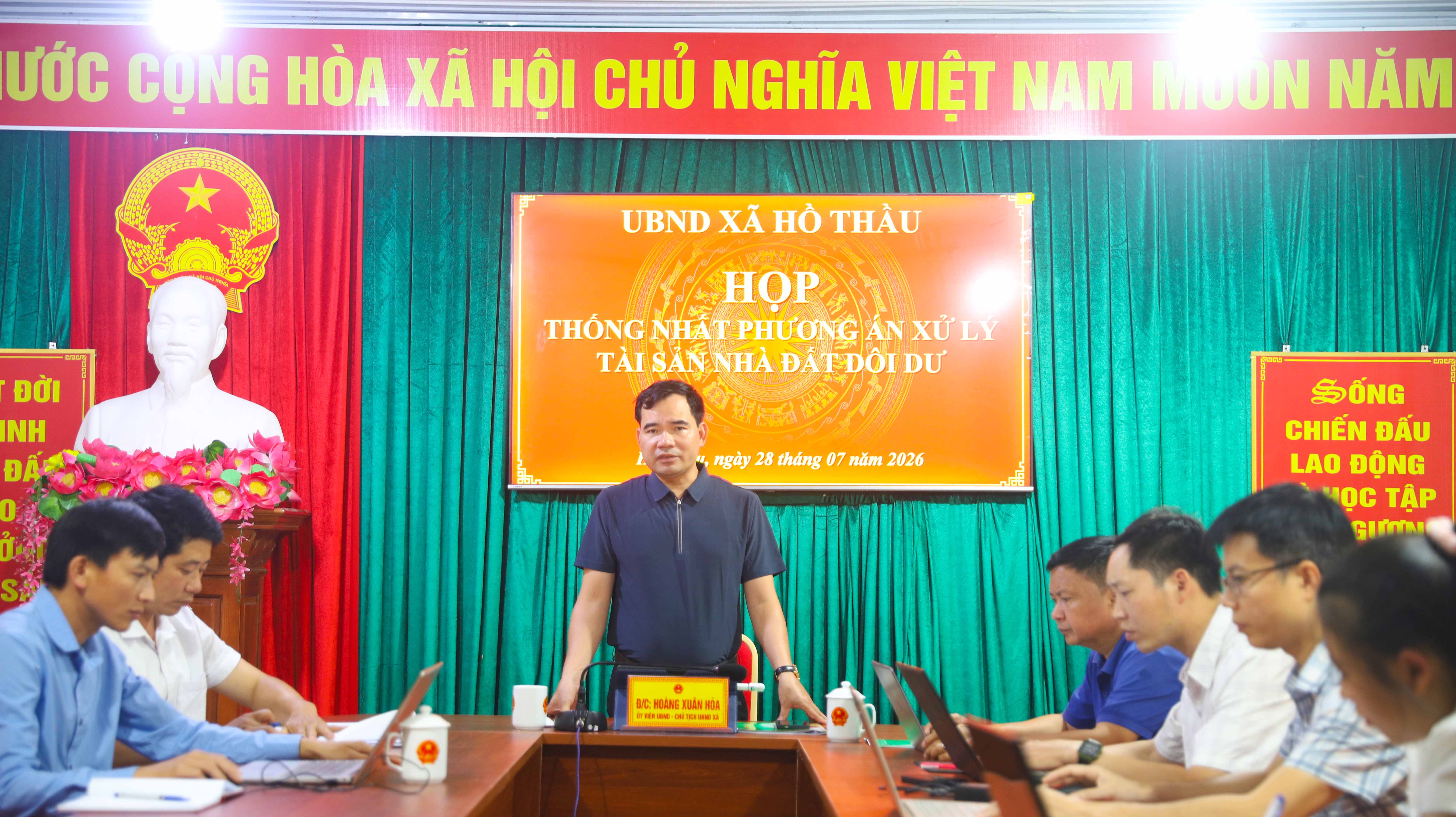 UBND XÃ HỒ THẦU HỌP THỐNG NHẤT PHƯƠNG ÁN XỬ LÝ NHÀ, ĐẤT DÔI DƯ TRÊN ĐỊA BÀN