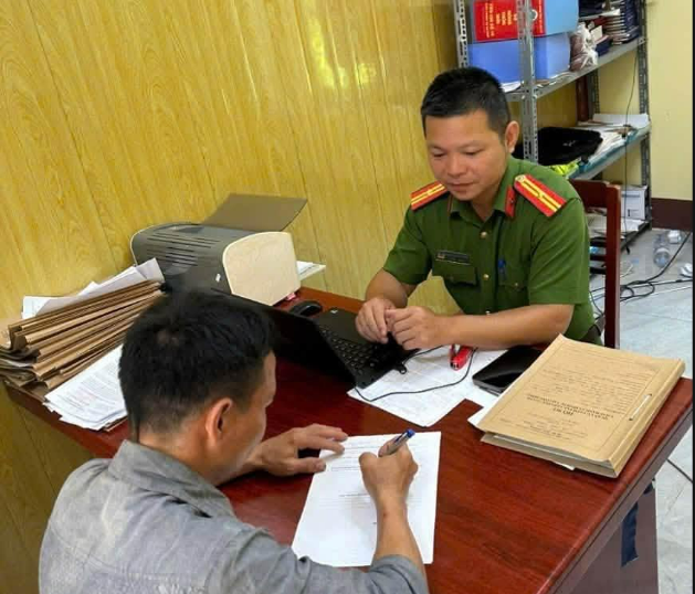TỰ NGUYỆN GIAO NỘP VŨ KHÍ, CÔNG CỤ NGUY HIỂM - CHUNG TAY GIỮ GÌN BÌNH YÊN CUỘC SỐNG  