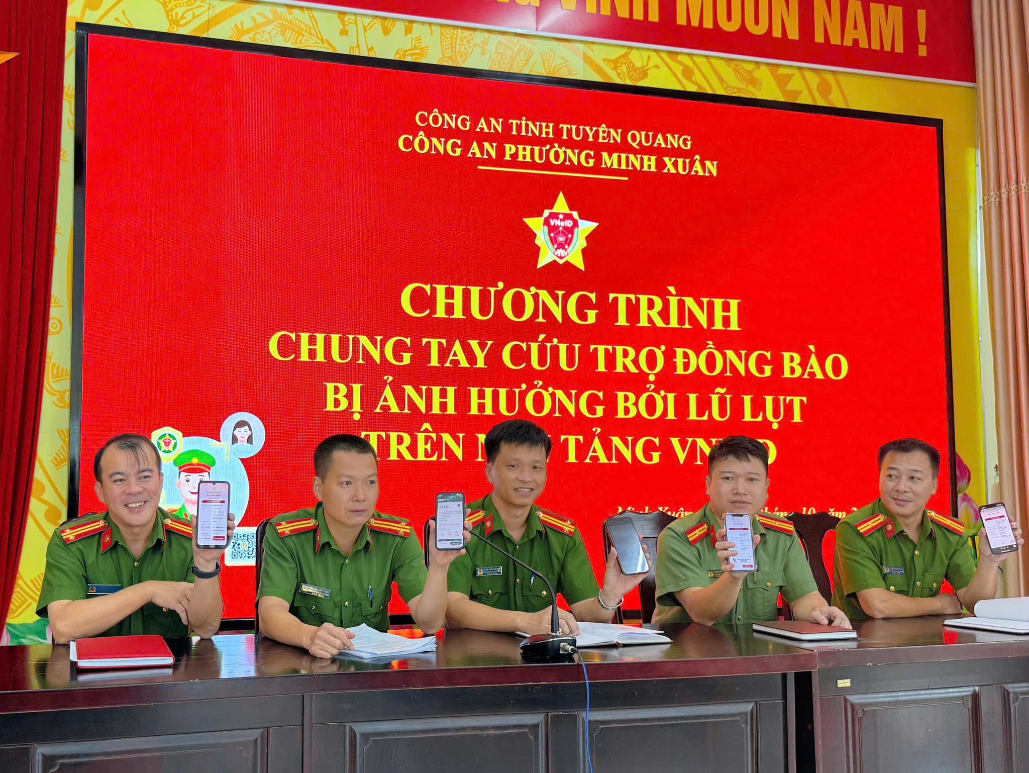 CÔNG AN PHƯỜNG MINH XUÂN TRIỂN KHAI CHƯƠNG TRÌNH CHUNG TAY CỨU TRỢ ĐỒNG BÀO BỊ ẢNH HƯỞNG LŨ LỤT TRÊN NỀN TẢNG VNEID