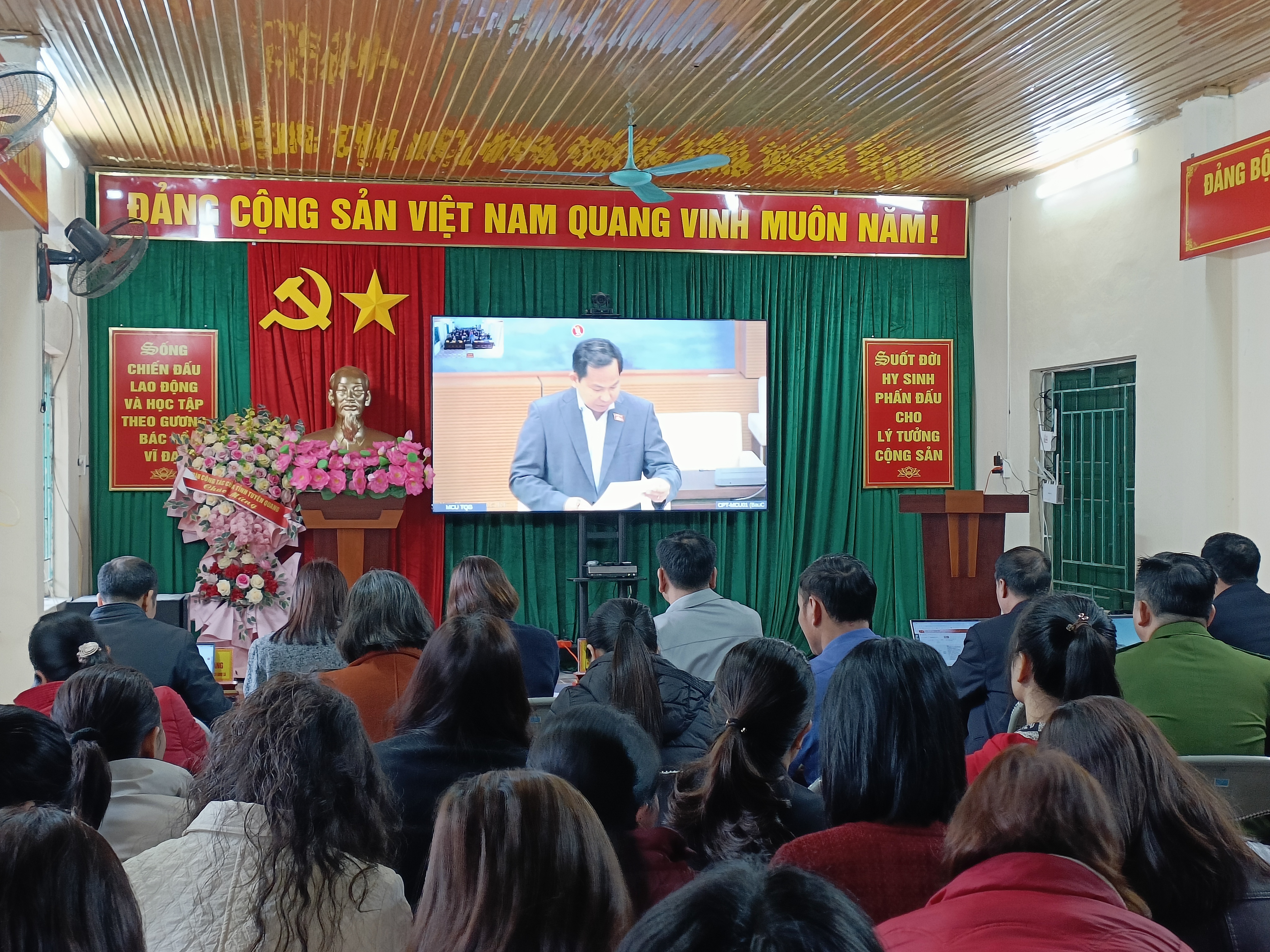 Ủy ban bầu cử xã Thàng Tín tham dự Hội nghị trực tuyến toàn quốc về công tác bầu cử