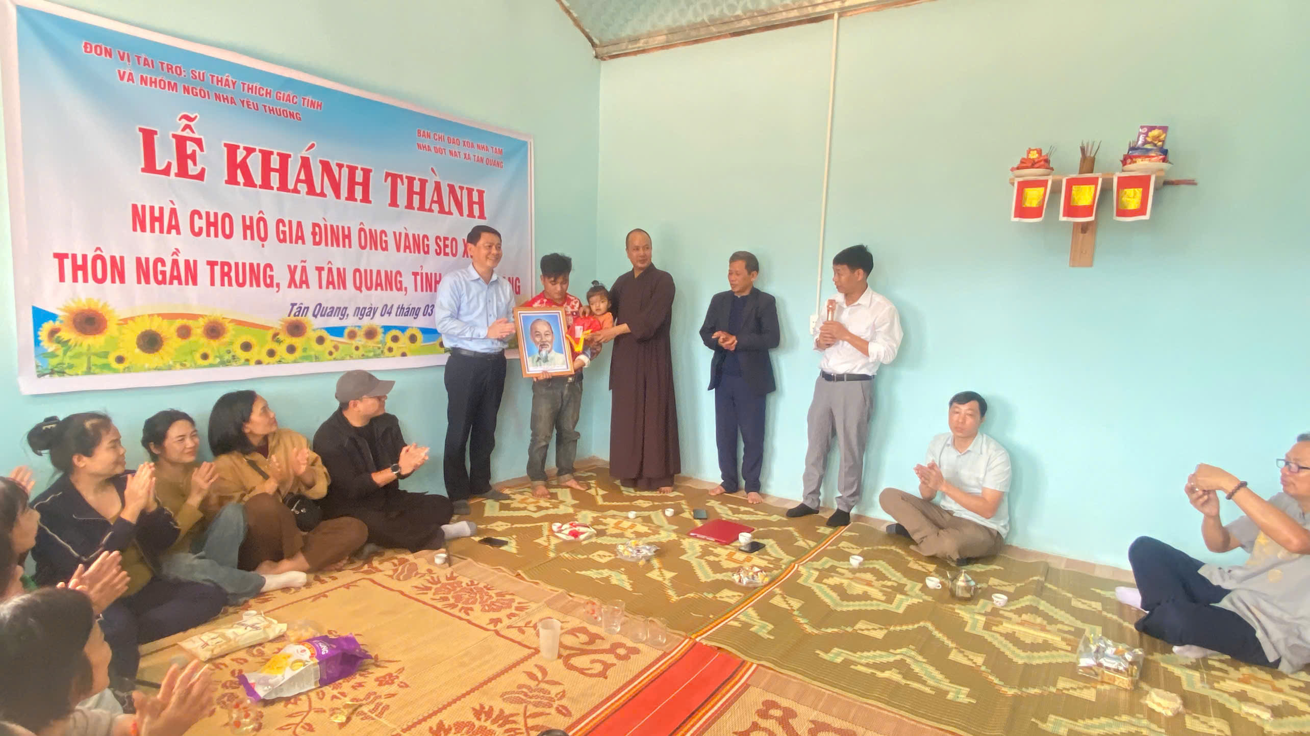 Bàn giao nhà tình thương cho hộ nghèo Vàng Seo Xuân, thôn Ngần Trung, xã Tân Quang