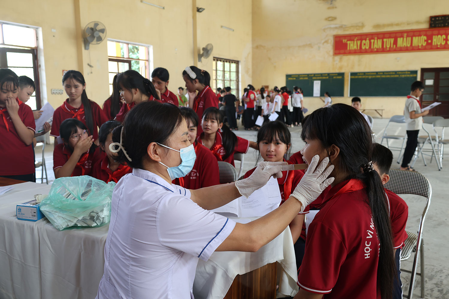 Yên Sơn tổ chức khám sức khỏe cho trên 6.000 học sinh đầu năm học mới