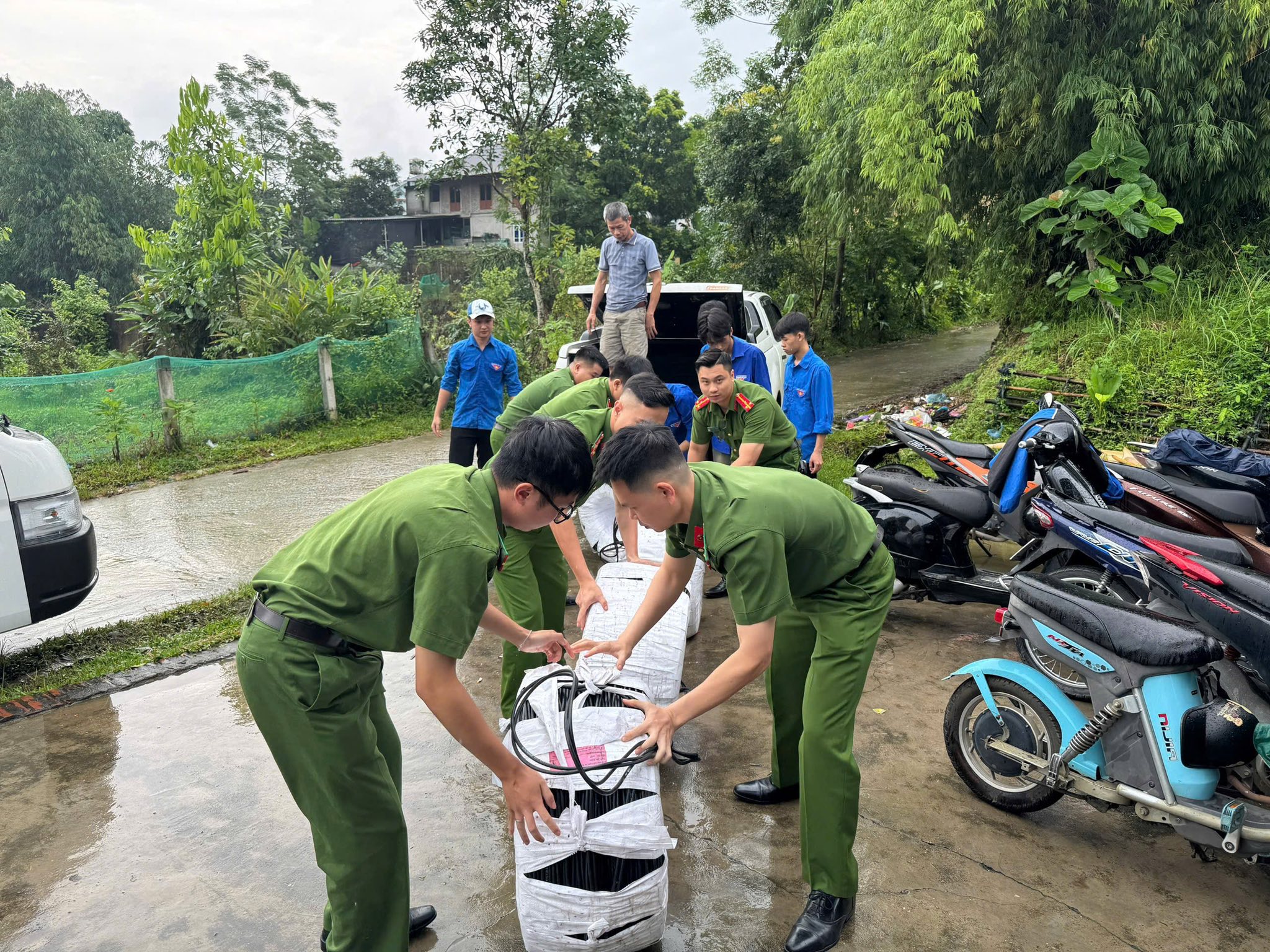 CHI ĐOÀN CÔNG AN PHƯỜNG BÌNH THUẬN - HÀNH ĐỘNG VÌ CỘNG ĐỒNG, TRI ÂN BẰNG VIỆC LÀM THIẾT THỰC