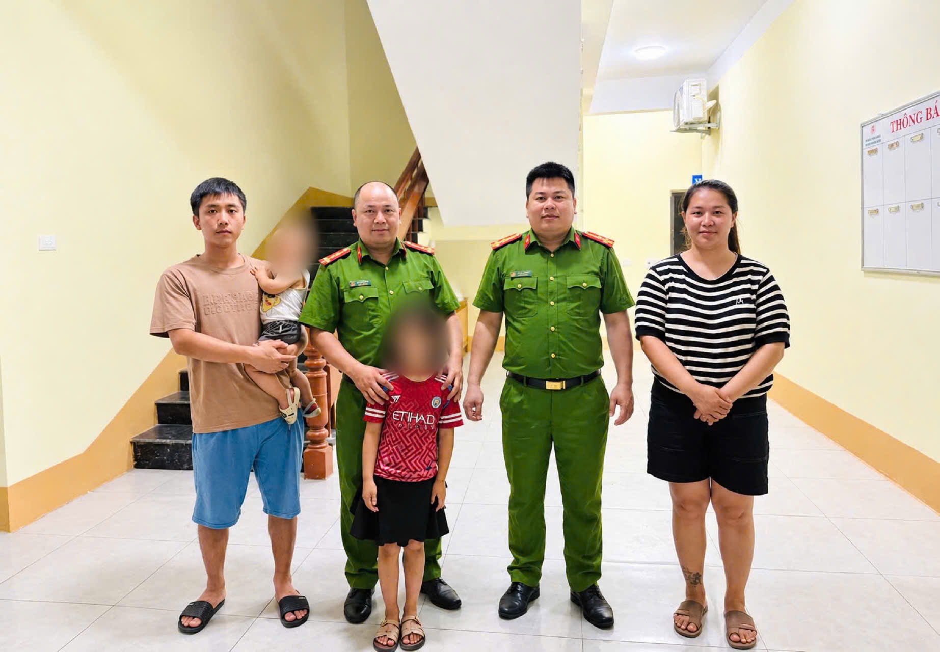 KỊP THỜI ĐƯA BÉ GÁI MÔNG 6 TUỔI ĐI LẠC TRỞ VỀ VỚI GIA ĐÌNH TRONG ĐÊM