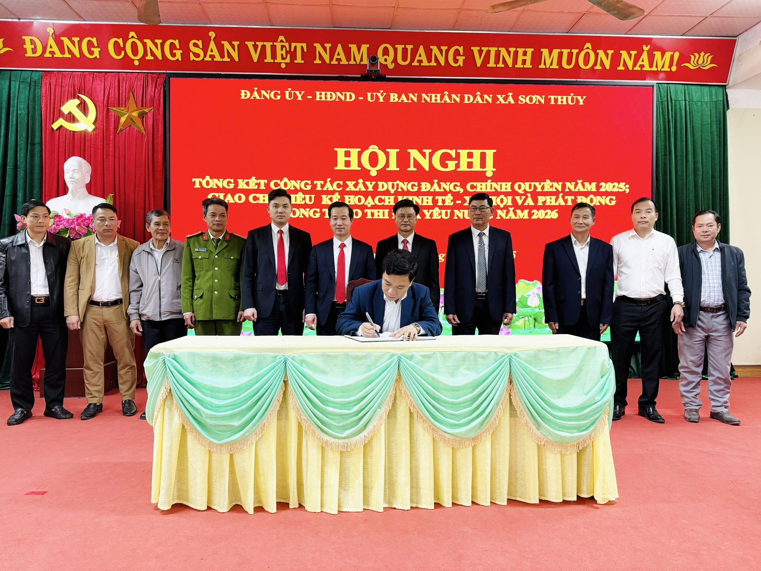 Xã Sơn Thủy tổ chức Hội nghị tổng kết công tác xây dựng Đảng, chính quyền năm 2025, Giao chỉ tiêu kế hoạch kinh tế - xã hội và phát động phong trào thi đua yêu nước năm 2026.